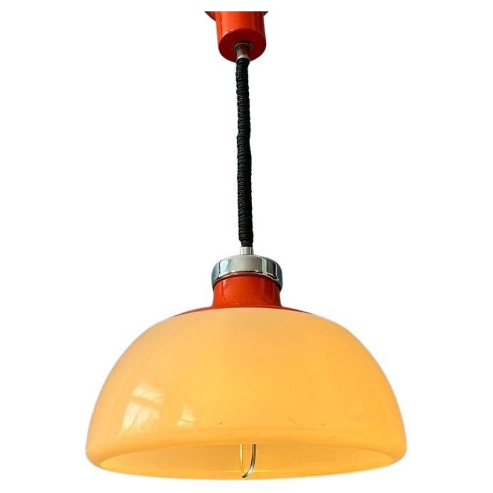 Lampada a sospensione massiccia in plexiglass di metà secolo con cappuccio rosso, anni '70 in vendita