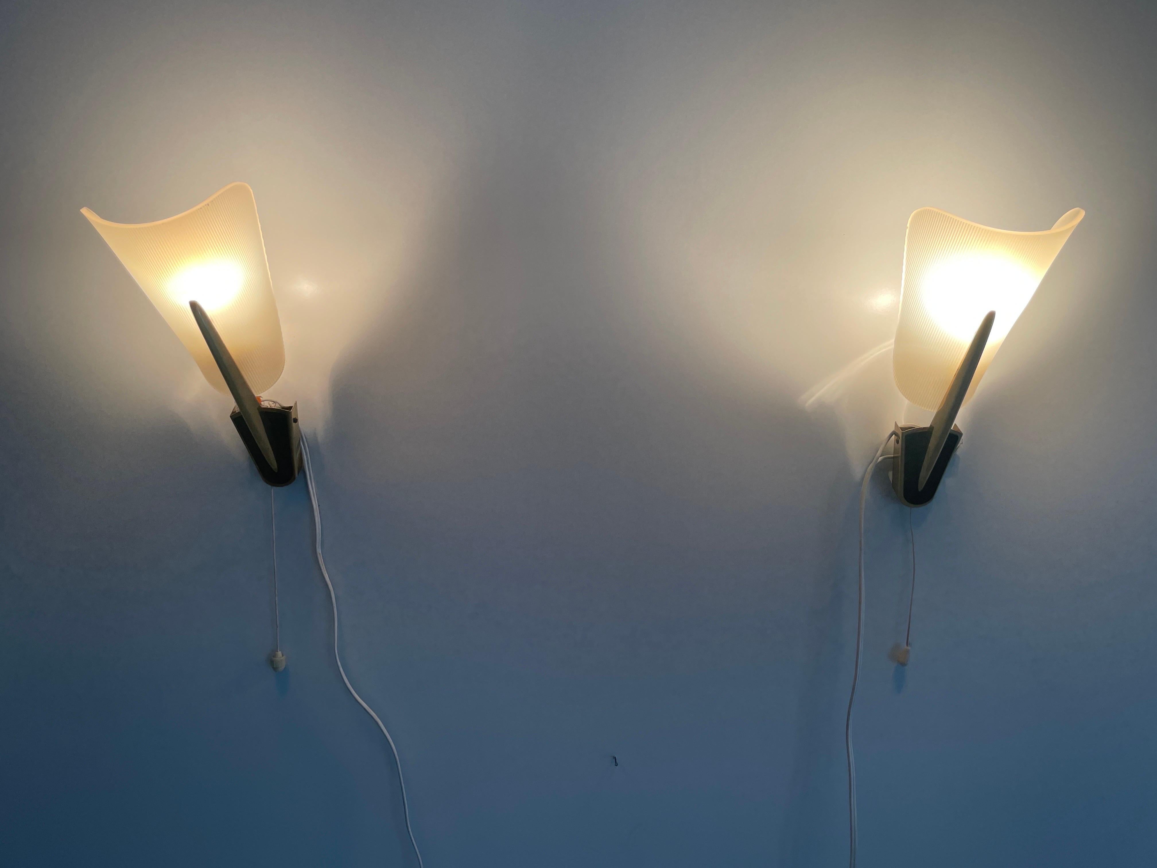 Coppia di lampade in plexiglass della metà del secolo scorso, 1950, Germania in vendita 4
