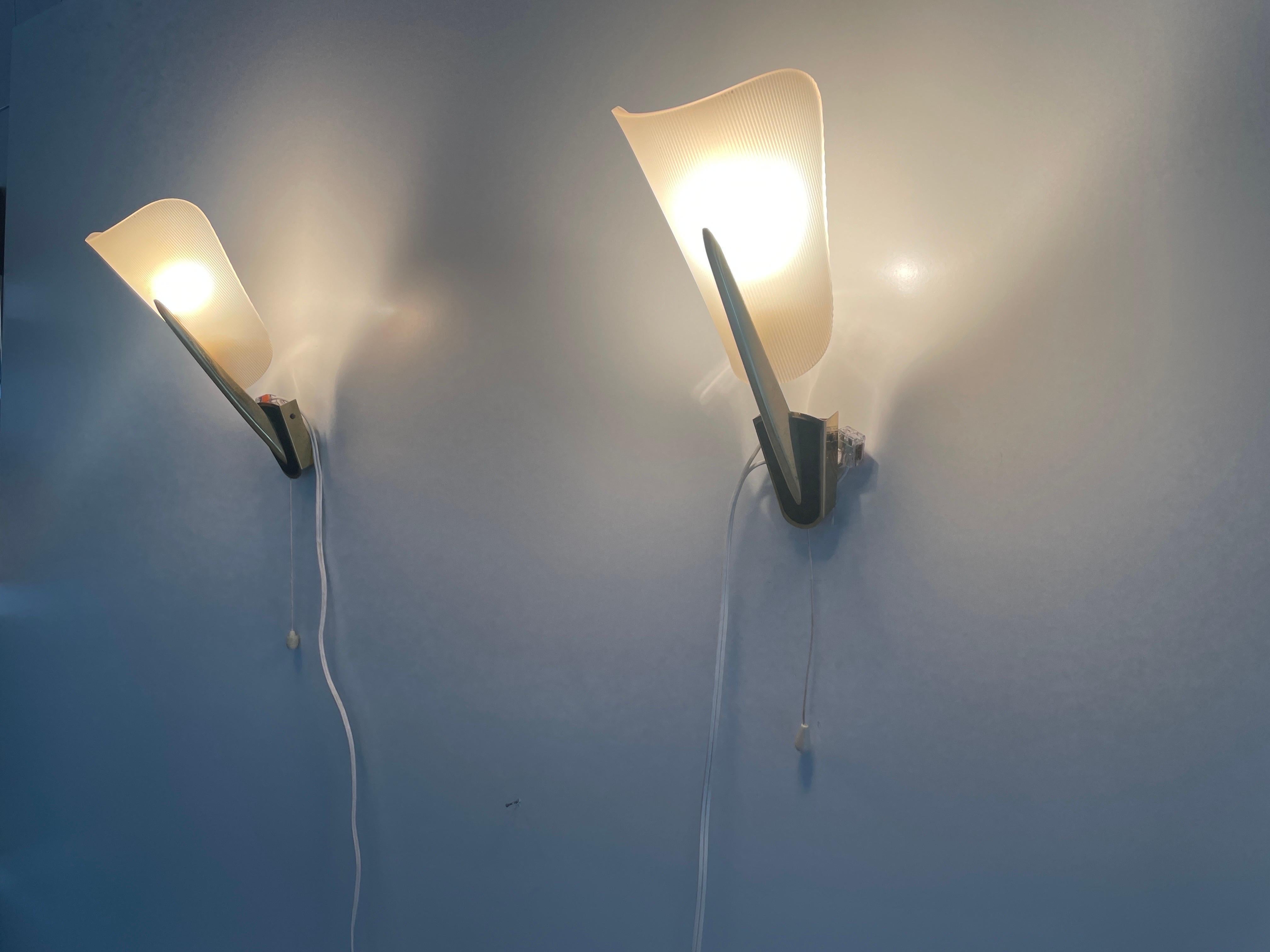 Coppia di lampade in plexiglass della metà del secolo scorso, 1950, Germania in vendita 5