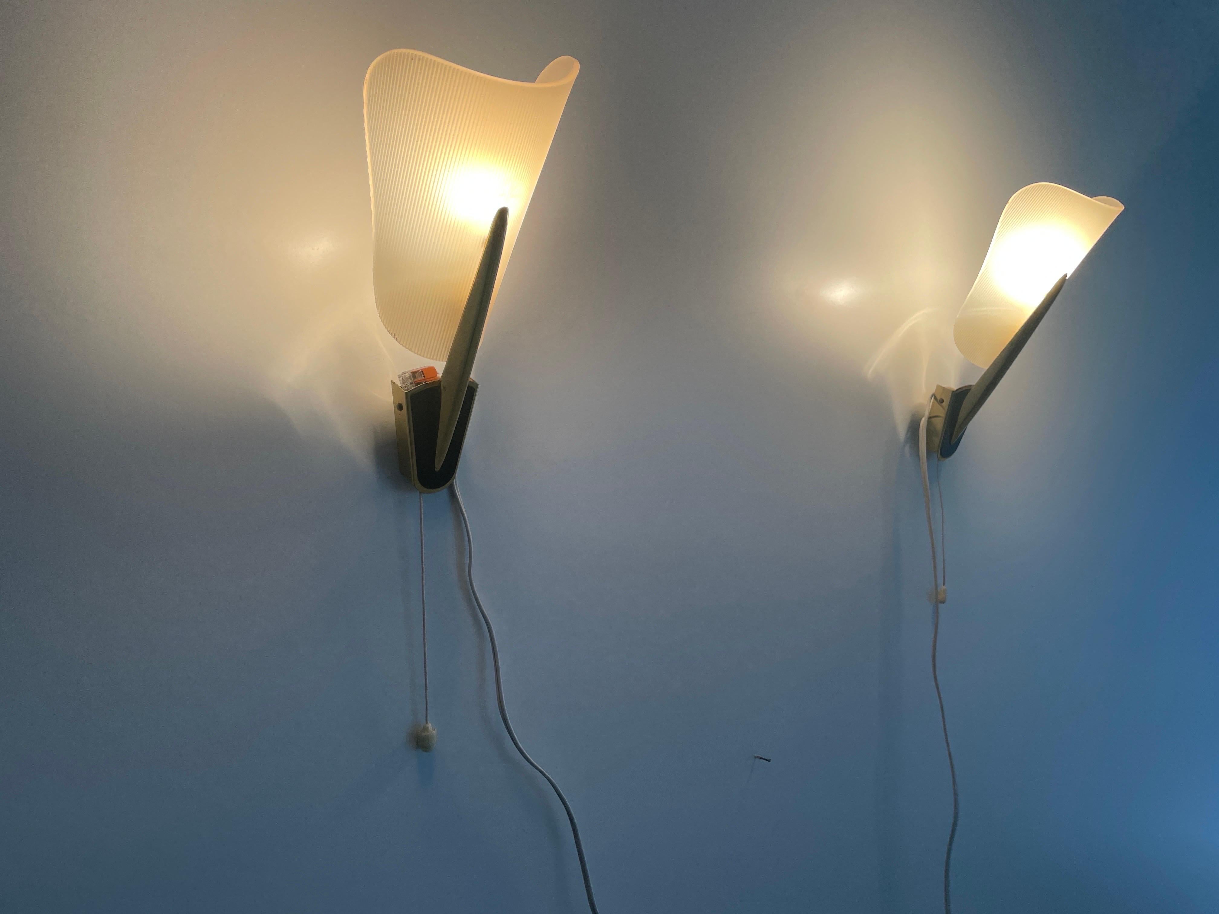 Coppia di lampade in plexiglass della metà del secolo scorso, 1950, Germania in vendita 6