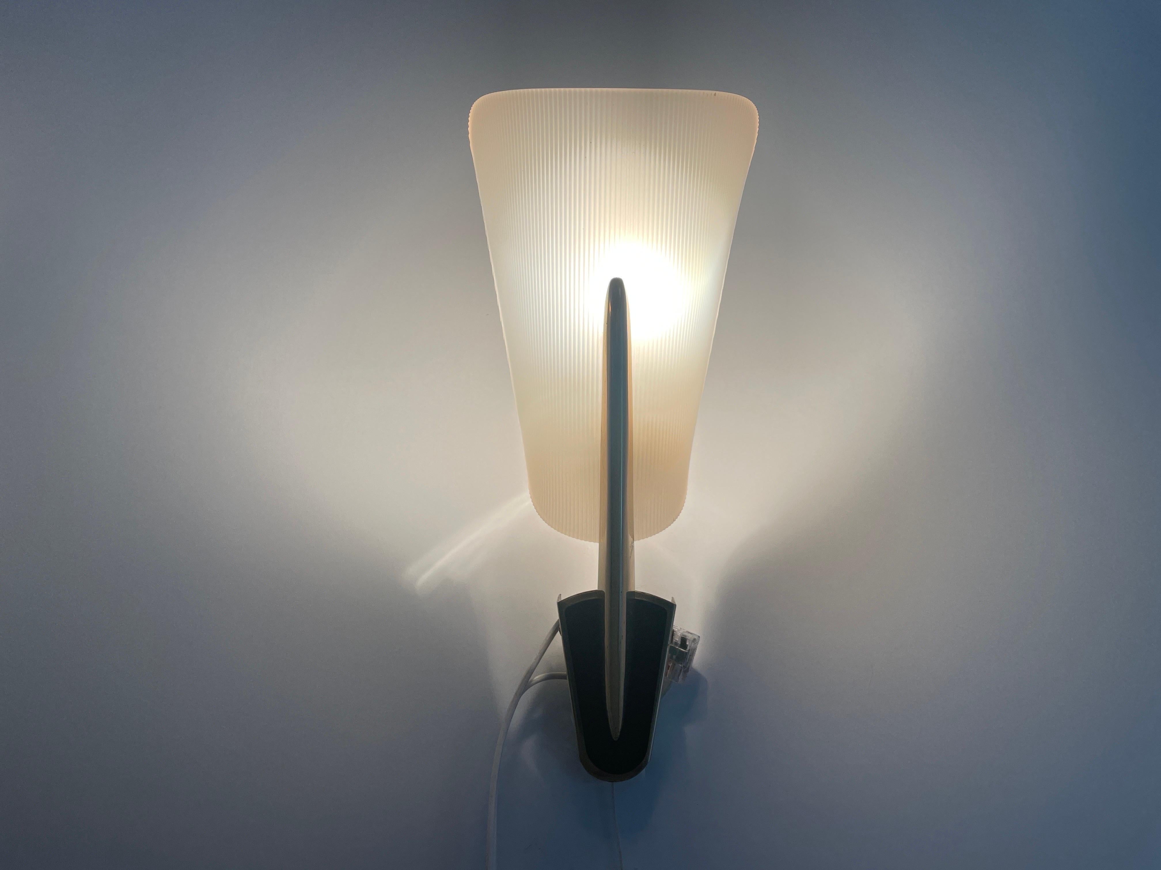 Coppia di lampade in plexiglass della metà del secolo scorso, 1950, Germania in vendita 7