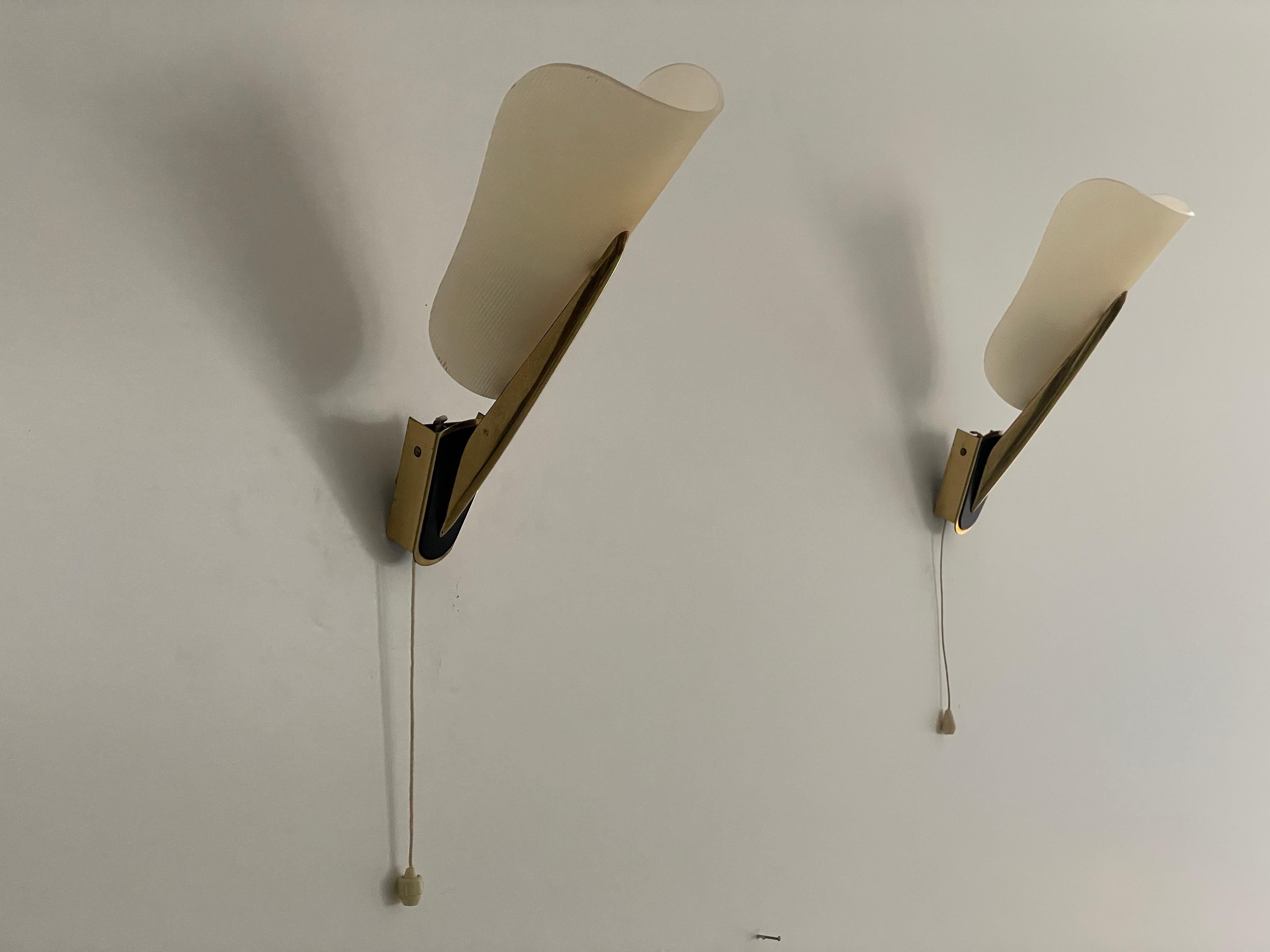 Coppia di lampade in plexiglass della metà del secolo scorso, 1950, Germania

Lampade da parete molto eleganti e minimaliste
La lampada è in ottime condizioni.


Queste lampade funzionano con lampadine standard E14. 
Cablato e adatto all'uso in