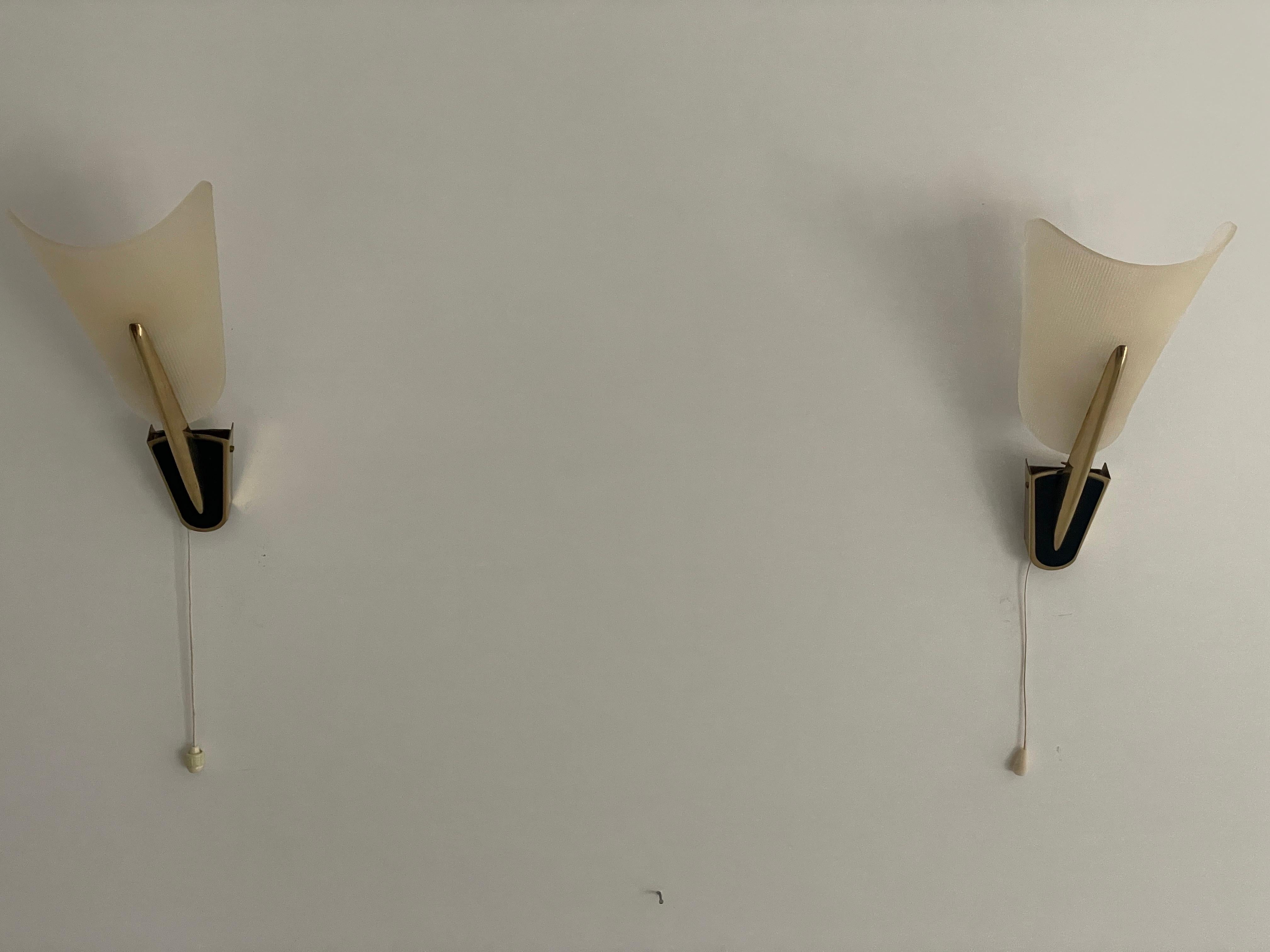 Coppia di lampade in plexiglass della metà del secolo scorso, 1950, Germania In condizioni ottime in vendita a Hagenbach, DE
