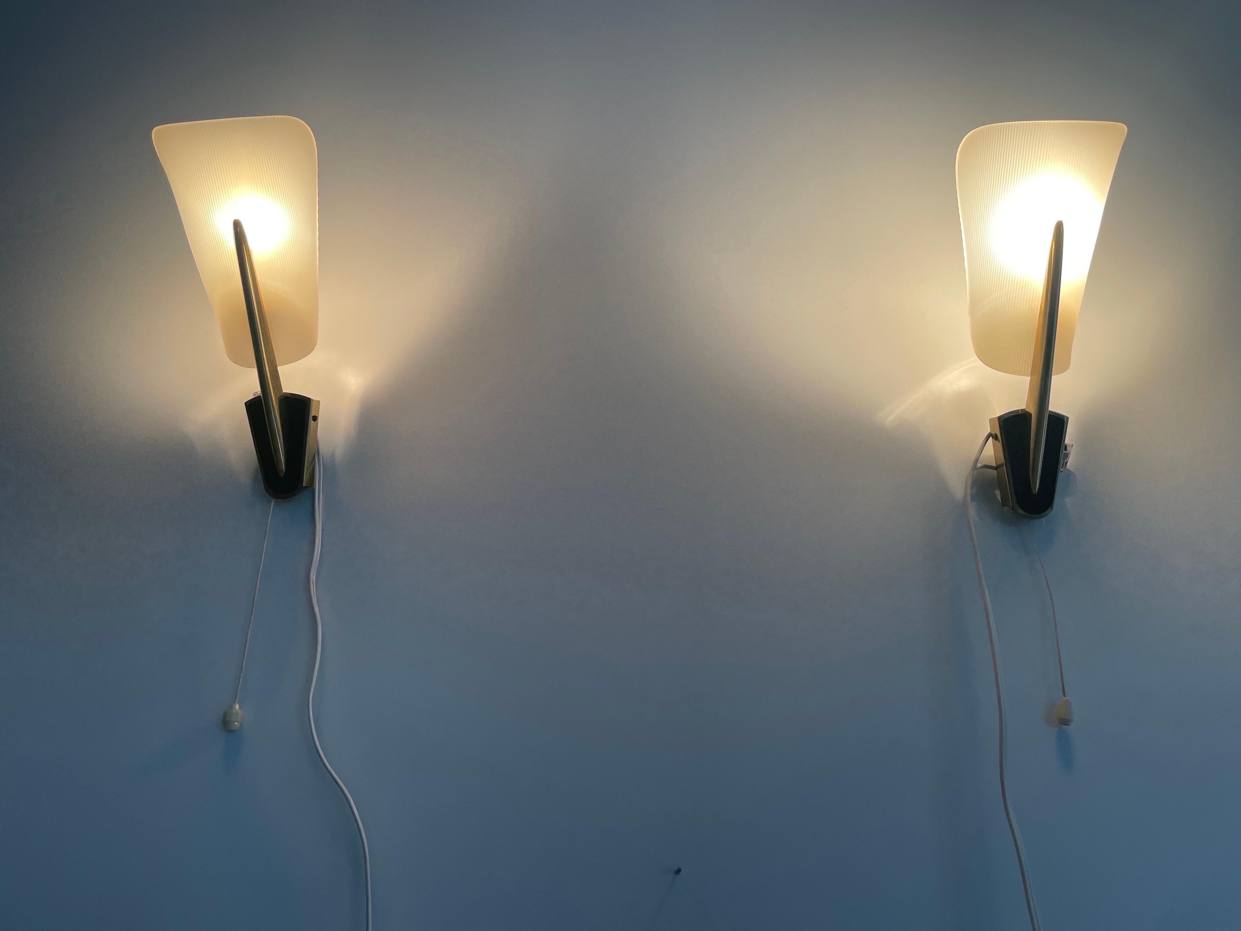 Coppia di lampade in plexiglass della metà del secolo scorso, 1950, Germania in vendita 2