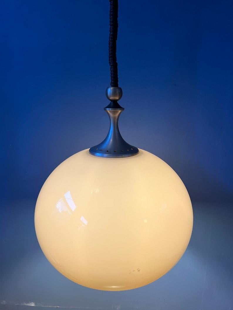 Lampe à suspension champignon de l'ère spatiale par Dijkstra avec mécanisme de montée et de descente. L'abat-jour en forme de champignon est fabriqué en verre acrylique et produit une lumière chaude et agréable. La lumière douce et diffuse convient