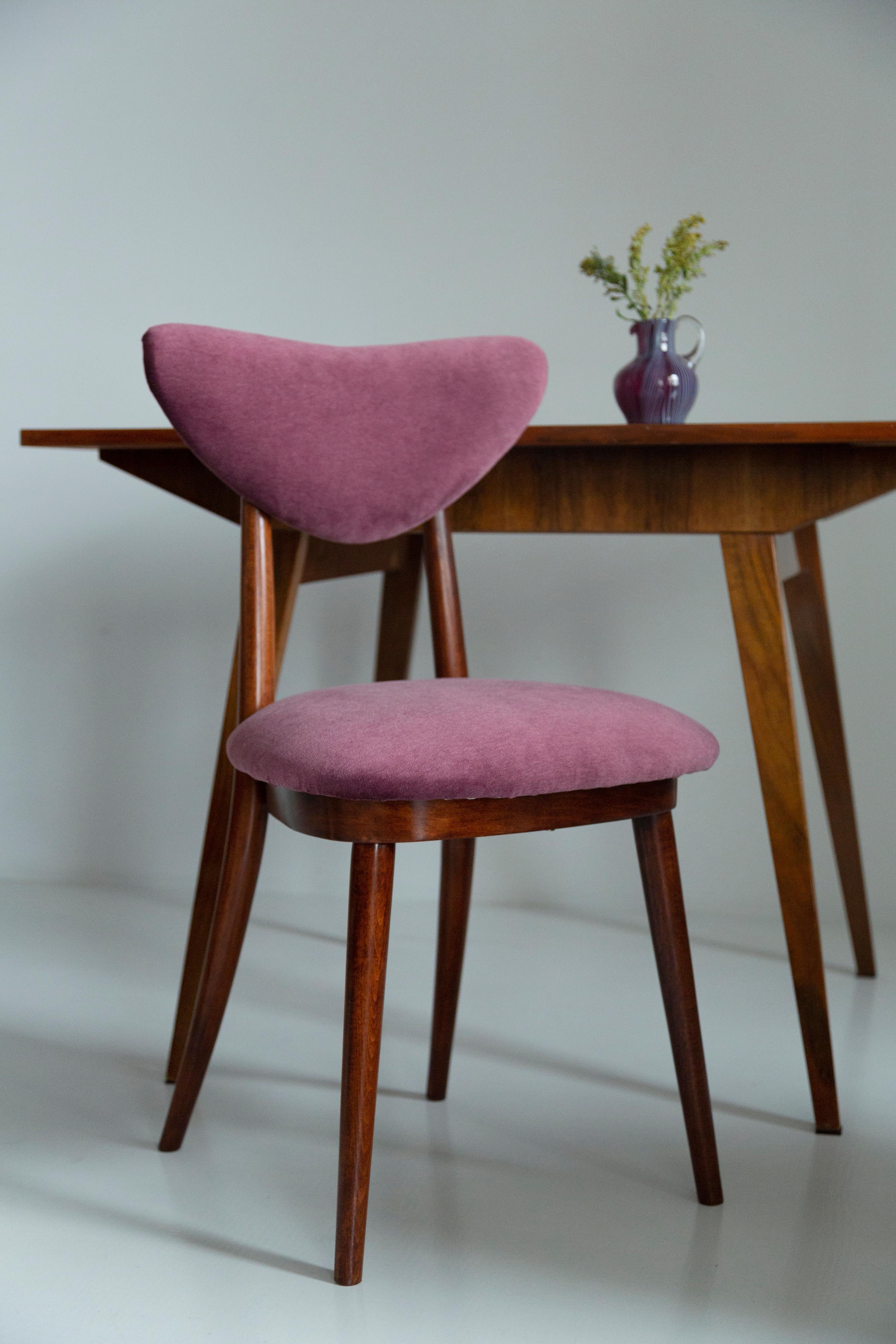 Mid Century Plum Violet Velvet Heart Chair, Europa, 1960er Jahre (Polnisch) im Angebot