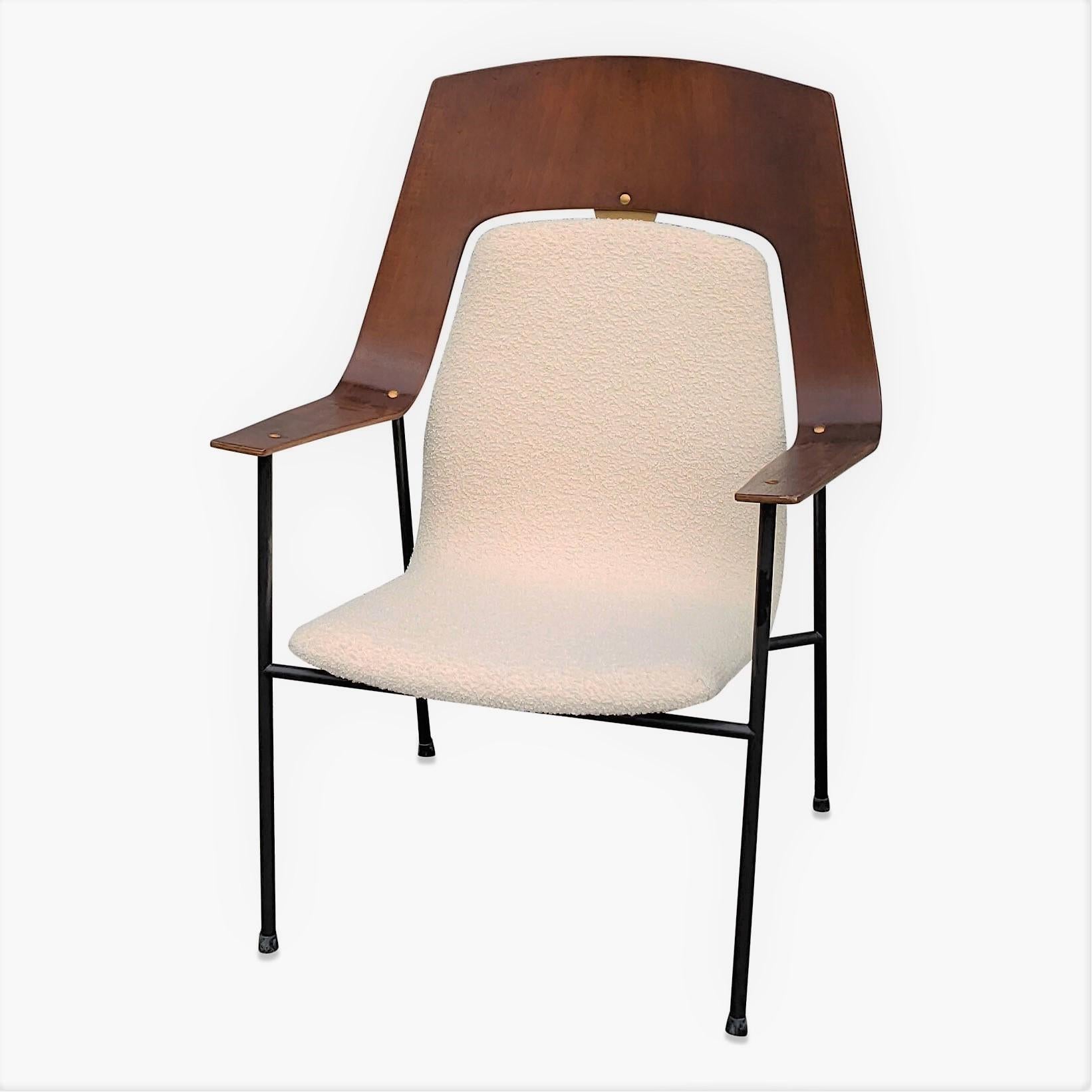 Sessel aus Sperrholz und cremeweißem Sperrholz aus der Mitte des Jahrhunderts, Robin Day zugeschrieben, UK, 1960er Jahre (Britisch) im Angebot
