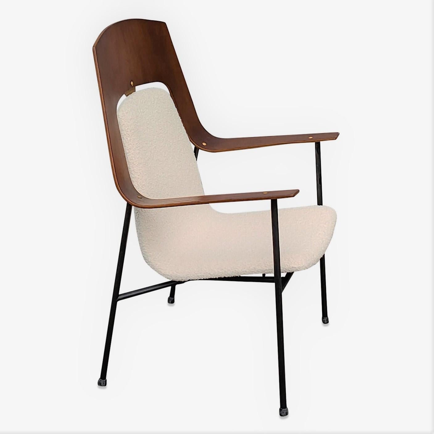 Sessel aus Sperrholz und cremeweißem Sperrholz aus der Mitte des Jahrhunderts, Robin Day zugeschrieben, UK, 1960er Jahre im Zustand „Gut“ im Angebot in New York, NY