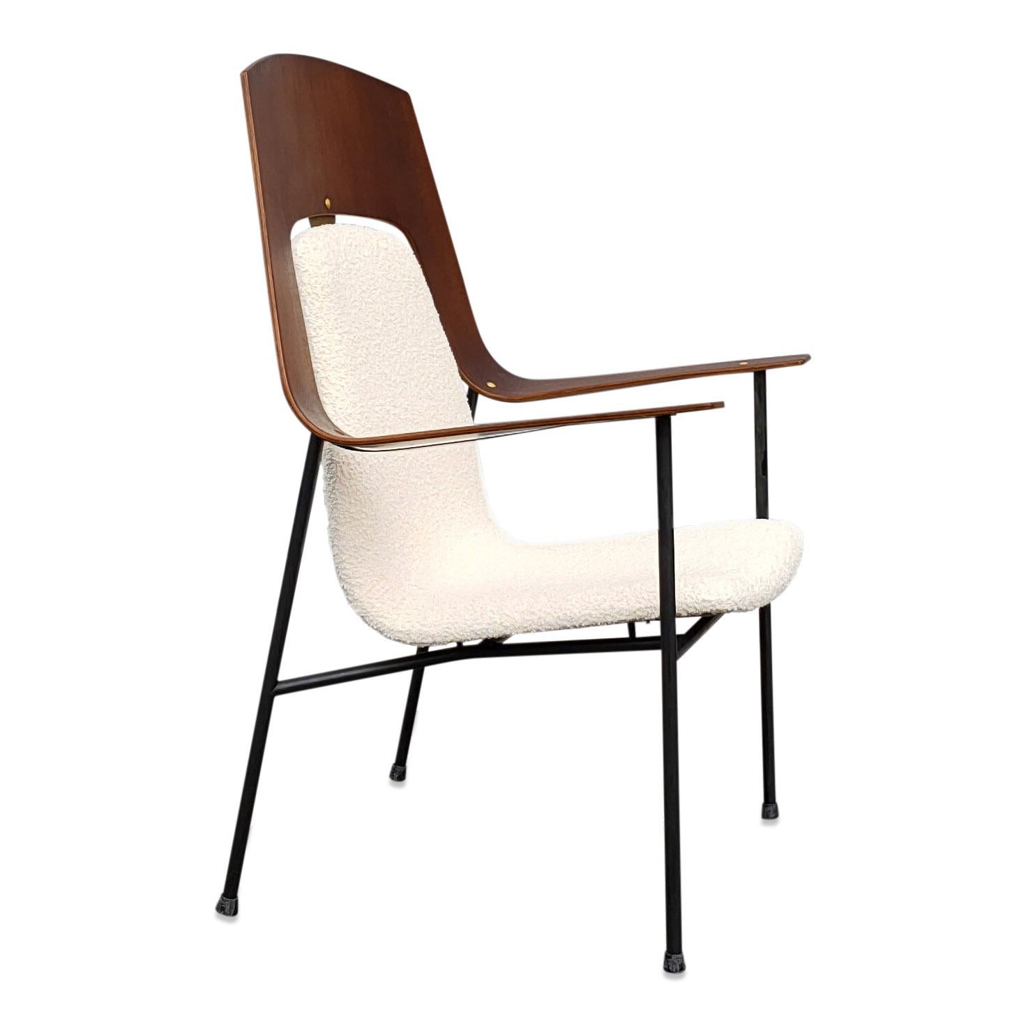 Midcentury Plywood and Cream White Armchair Attributed Robin Day, UK, 1960s In Good Condition For Sale In New York, NY