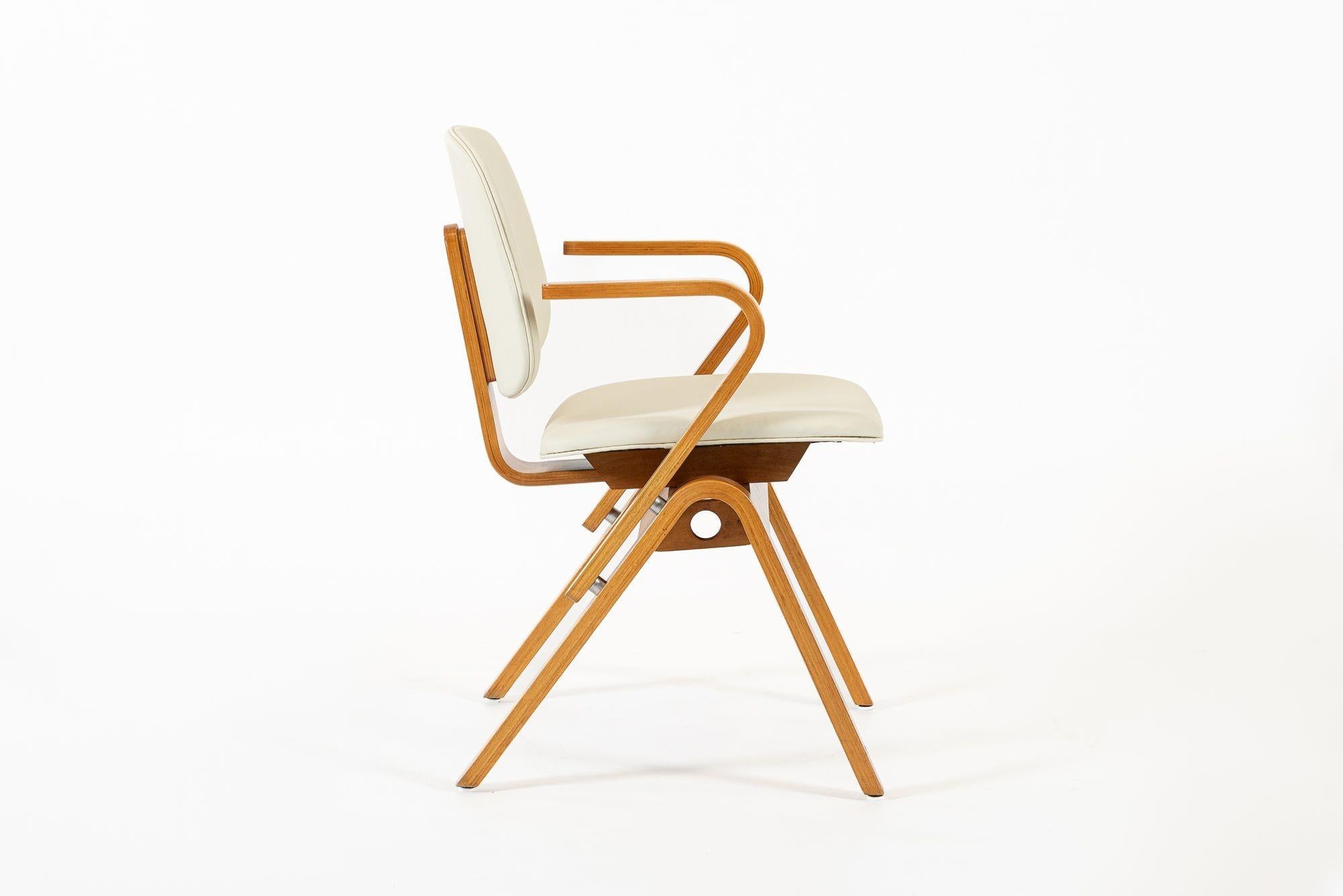 Poltrone in compensato del Medioevo di Joe Atkinson per Thonet in vendita 6