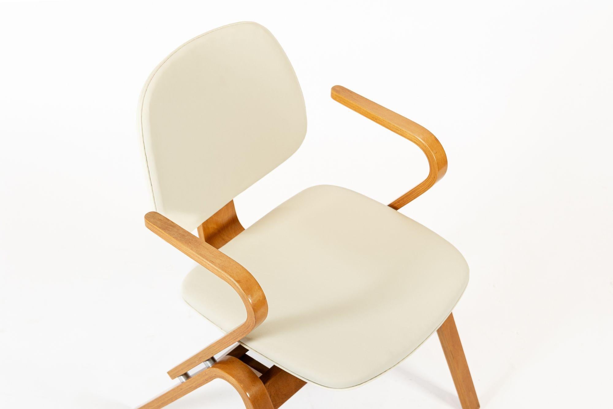 Poltrone in compensato del Medioevo di Joe Atkinson per Thonet in vendita 9
