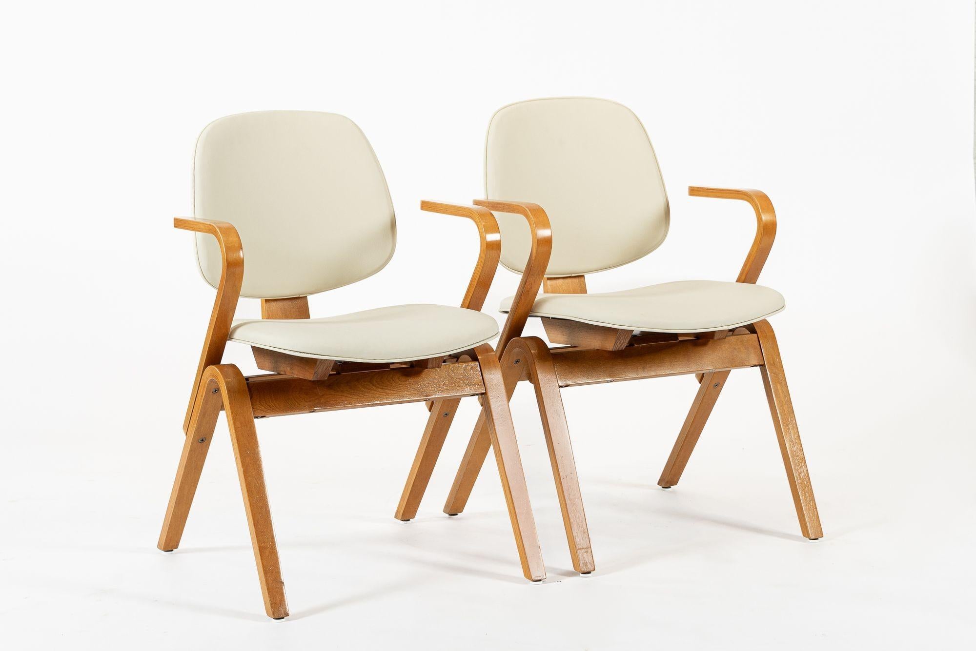 Questa coppia di poltrone vintage in compensato curvato della metà del secolo scorso è stata disegnata da Joe Atkinson e prodotta da Thonet Industries negli Stati Uniti intorno al 1950. Questo esclusivo set di sedie presenta una particolare