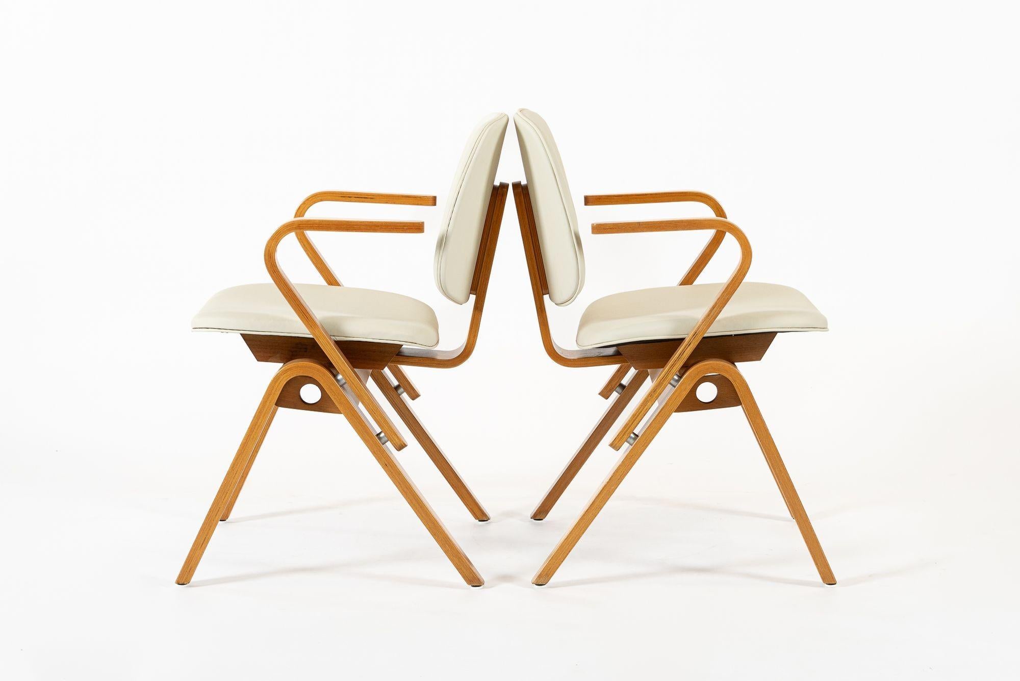 Metà XX secolo Poltrone in compensato del Medioevo di Joe Atkinson per Thonet in vendita