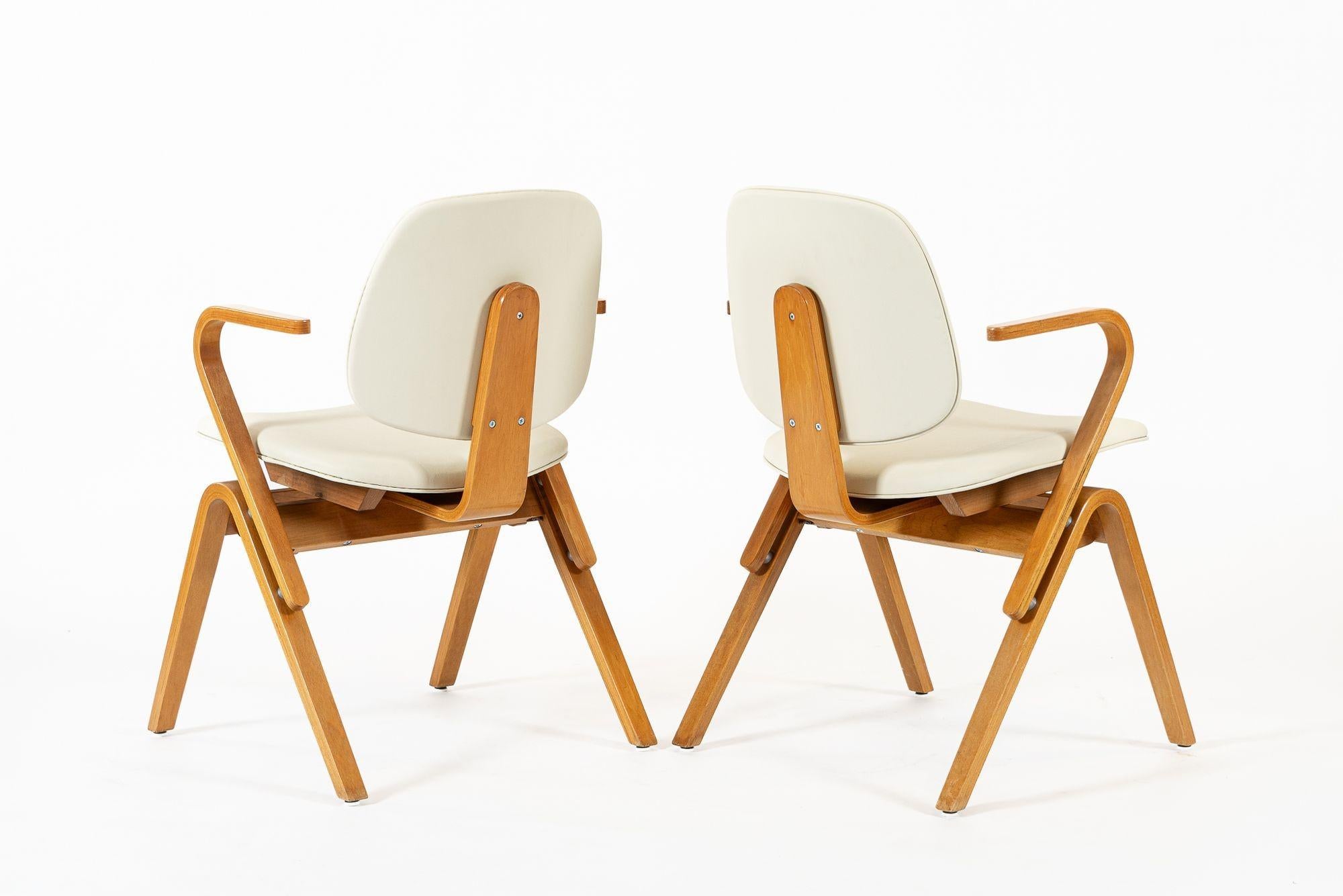 Legno Poltrone in compensato del Medioevo di Joe Atkinson per Thonet in vendita