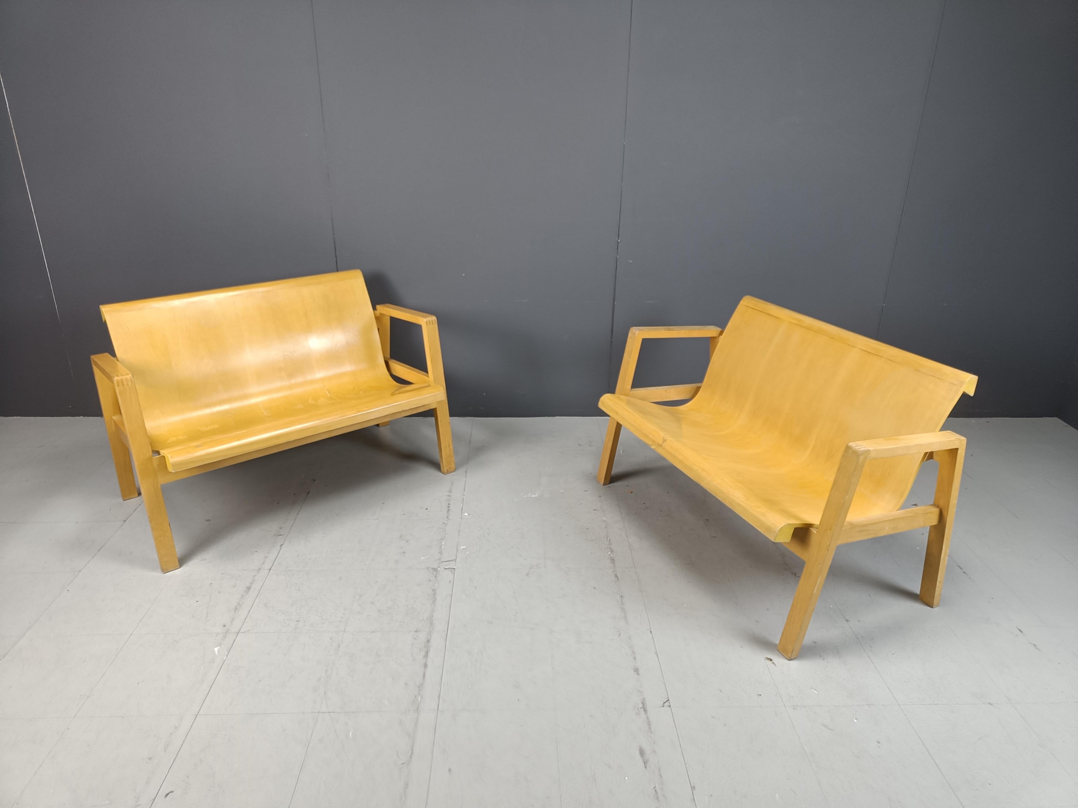 Sperrholzbänke aus der Mitte des Jahrhunderts in der Art von Alvar Aalto, 1960, 2er-Set (Moderne der Mitte des Jahrhunderts) im Angebot