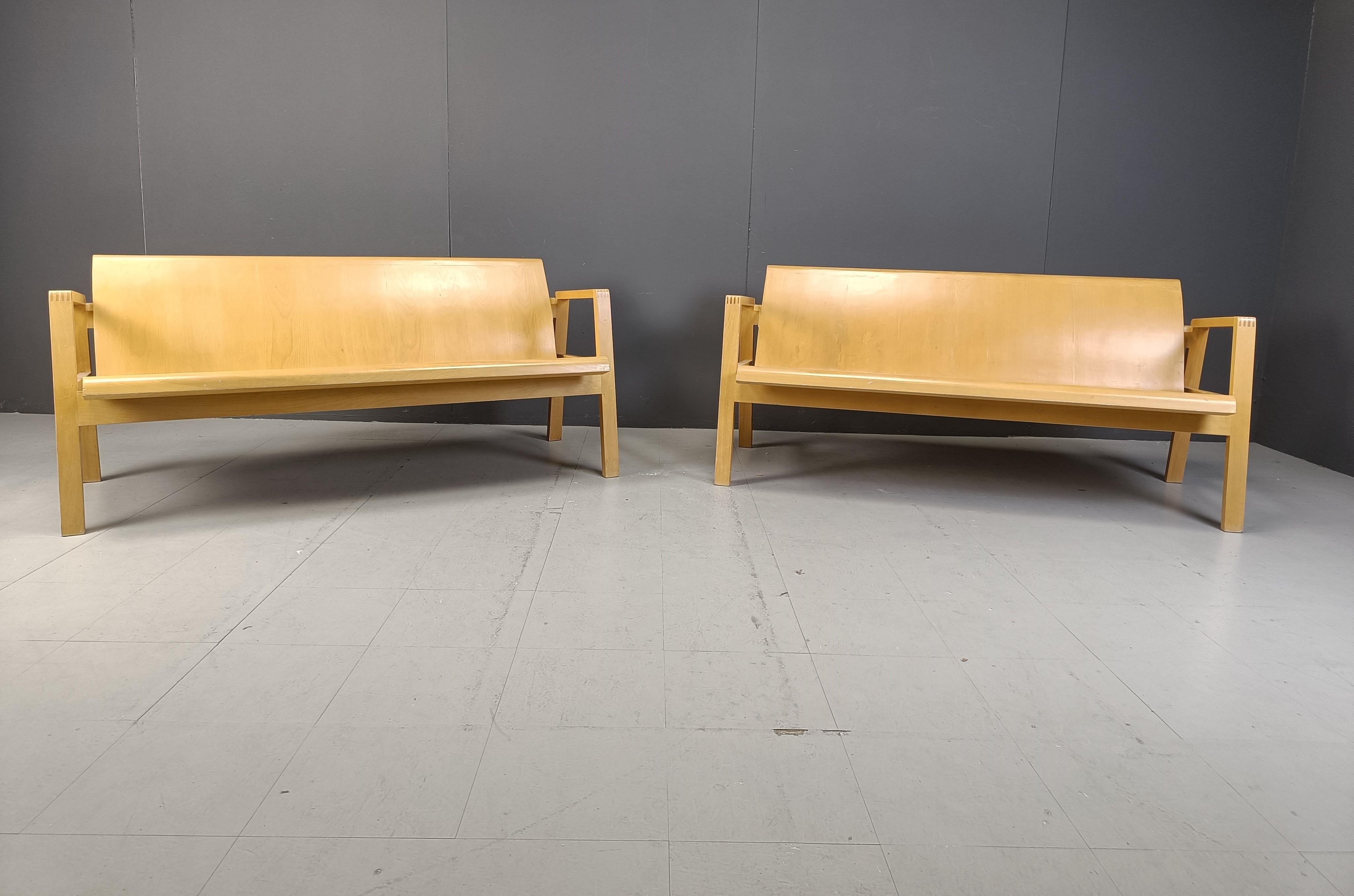 Sperrholzbänke aus der Mitte des Jahrhunderts in der Art von Alvar Aalto, 1960, 2er-Set (Moderne der Mitte des Jahrhunderts) im Angebot