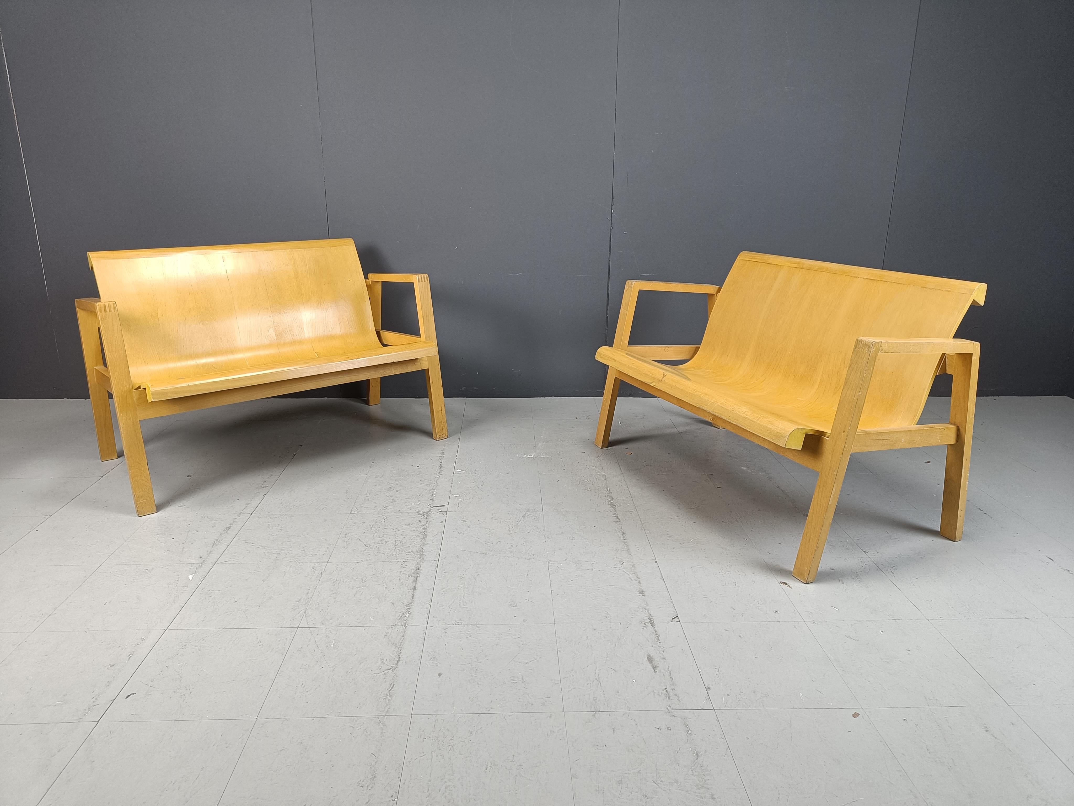 Sperrholzbänke aus der Mitte des Jahrhunderts in der Art von Alvar Aalto, 1960, 2er-Set (Finnisch) im Angebot