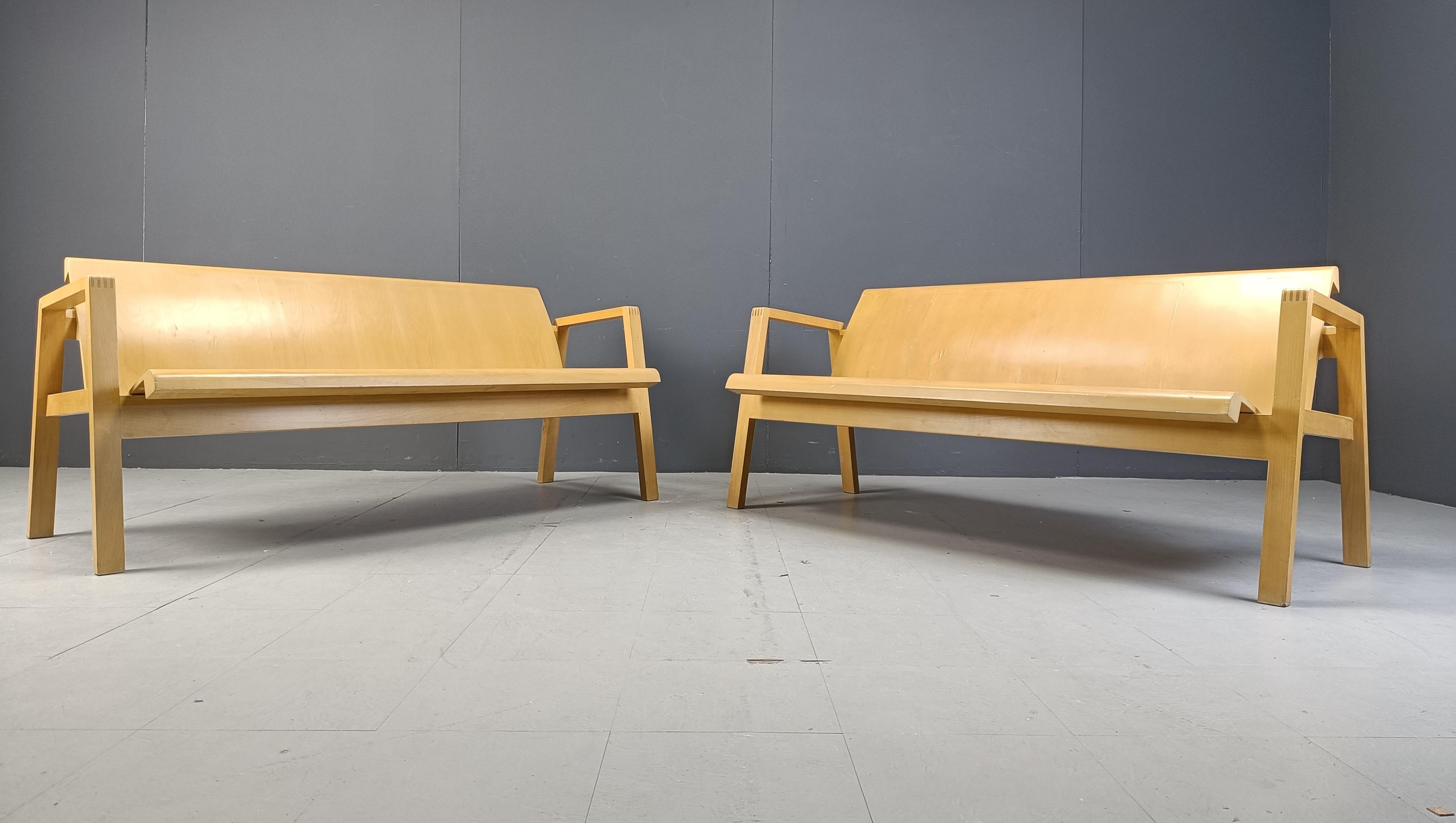 Sperrholzbänke aus der Mitte des Jahrhunderts in der Art von Alvar Aalto, 1960, 2er-Set (Finnisch) im Angebot