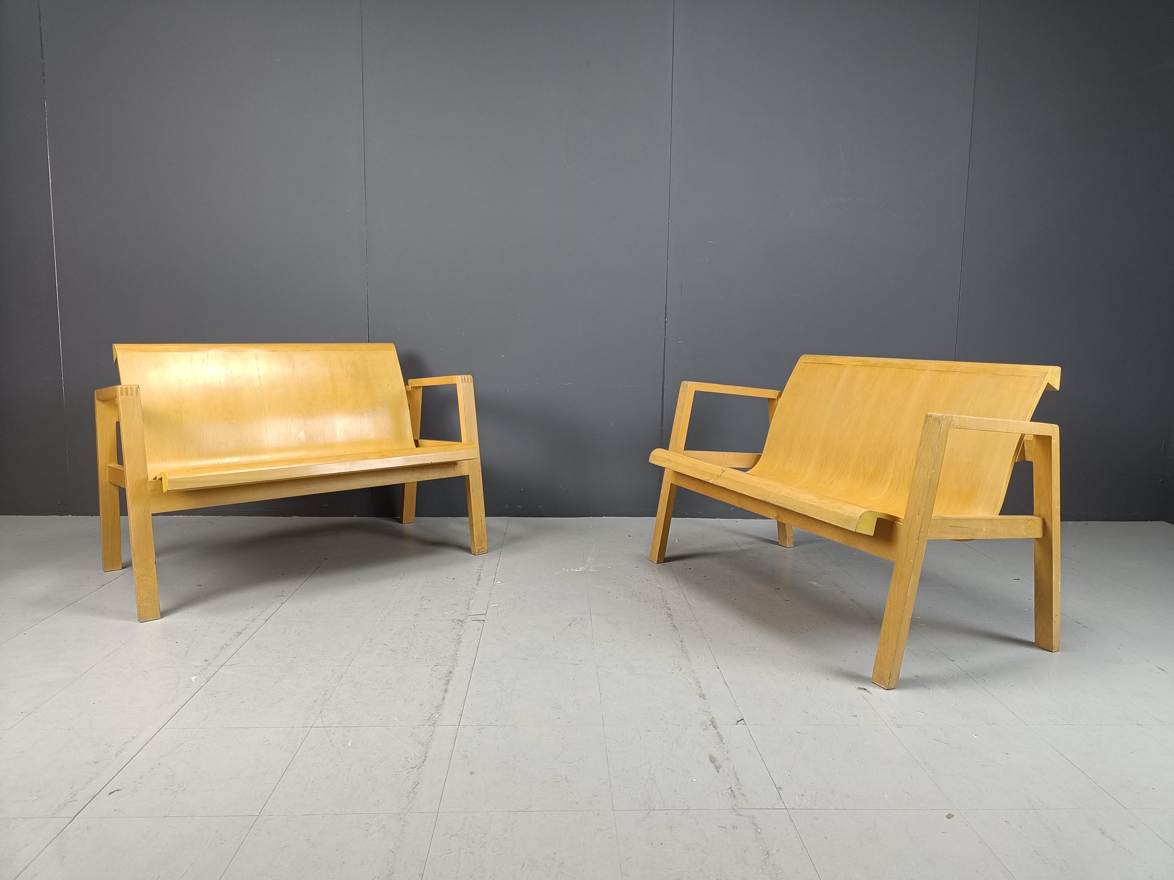 Sperrholzbänke aus der Mitte des Jahrhunderts in der Art von Alvar Aalto, 1960, 2er-Set im Zustand „Gut“ im Angebot in Leuven, Vlaams Gewest
