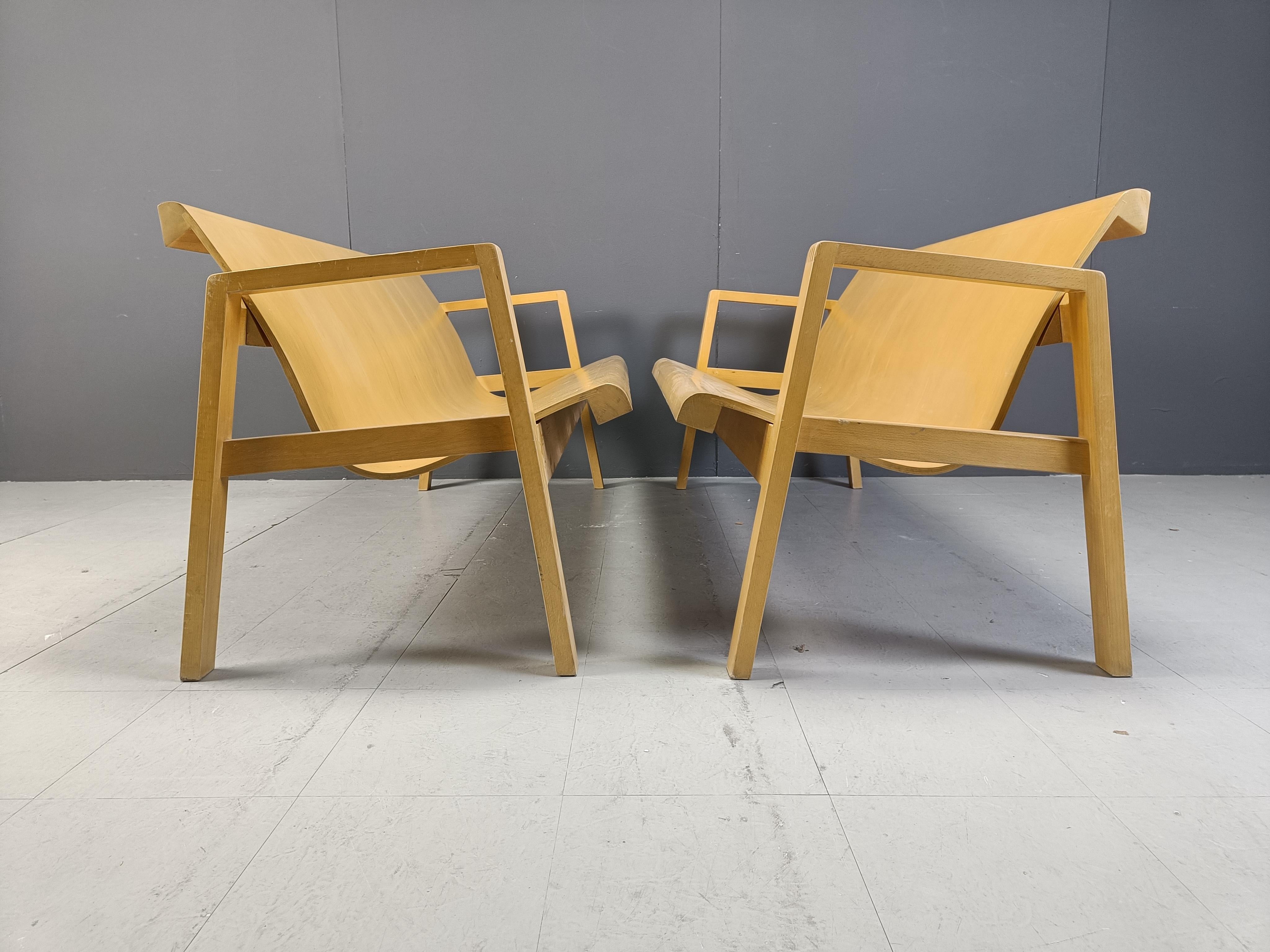 Sperrholzbänke aus der Mitte des Jahrhunderts in der Art von Alvar Aalto, 1960, 2er-Set im Zustand „Gut“ im Angebot in Leuven, Vlaams Gewest