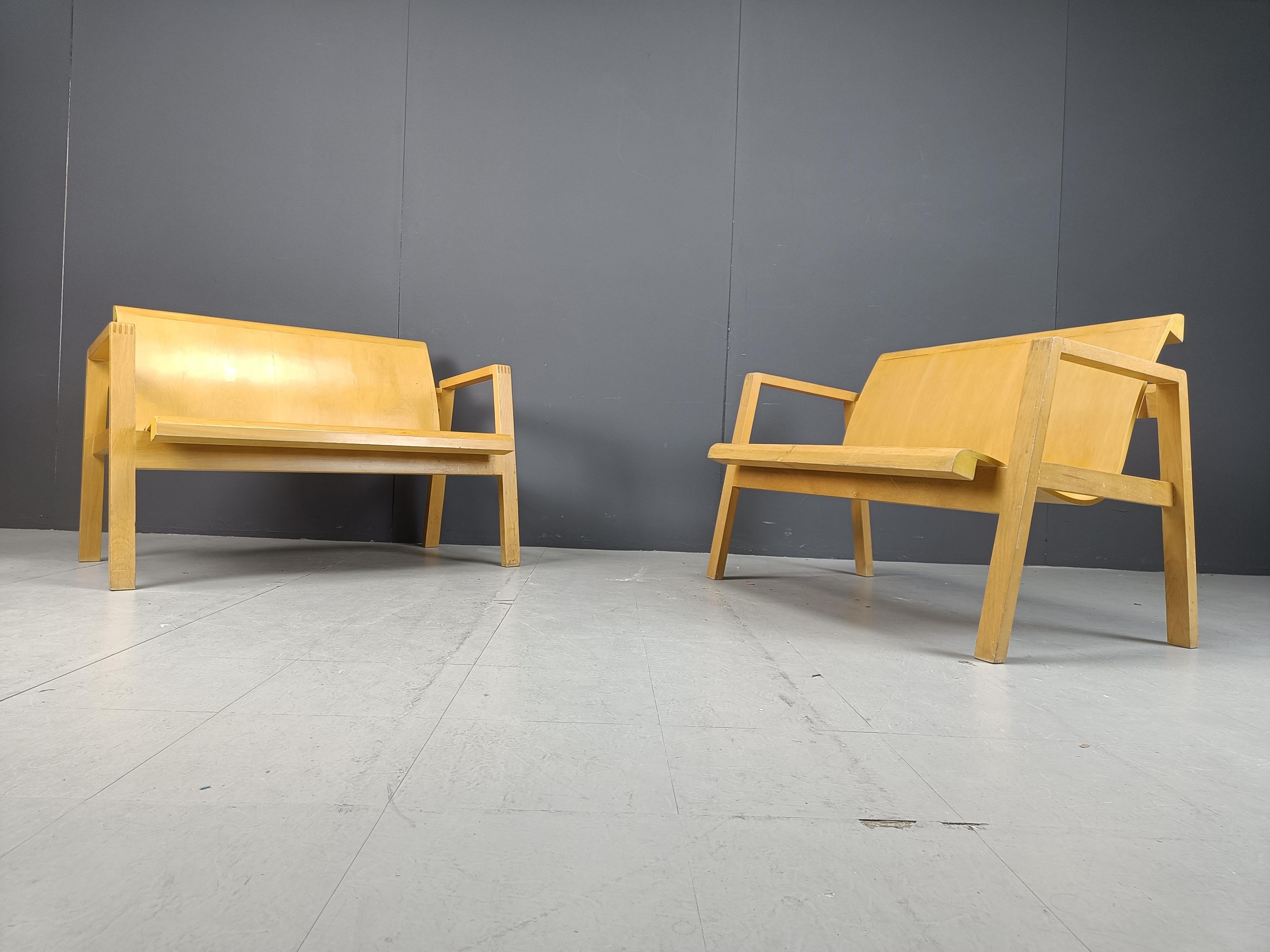 Sperrholzbänke aus der Mitte des Jahrhunderts in der Art von Alvar Aalto, 1960, 2er-Set (Mitte des 20. Jahrhunderts) im Angebot
