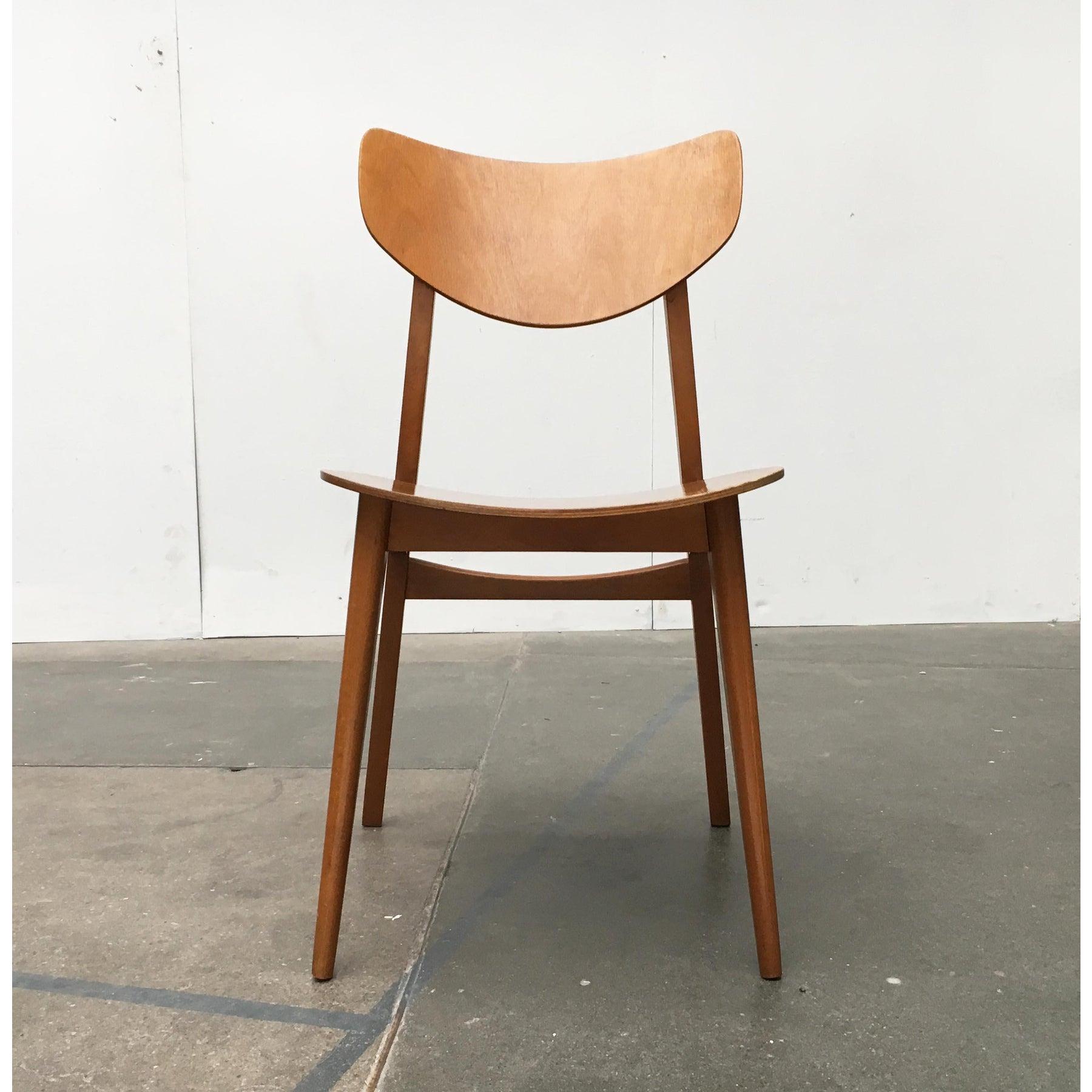 Elegant mid-century chair.From the language of form and materiality, this design with a great probability dates from the 50s. ... Lire la suite Elegant mid-century chair.From the language of form and materiality, this design with a great probability