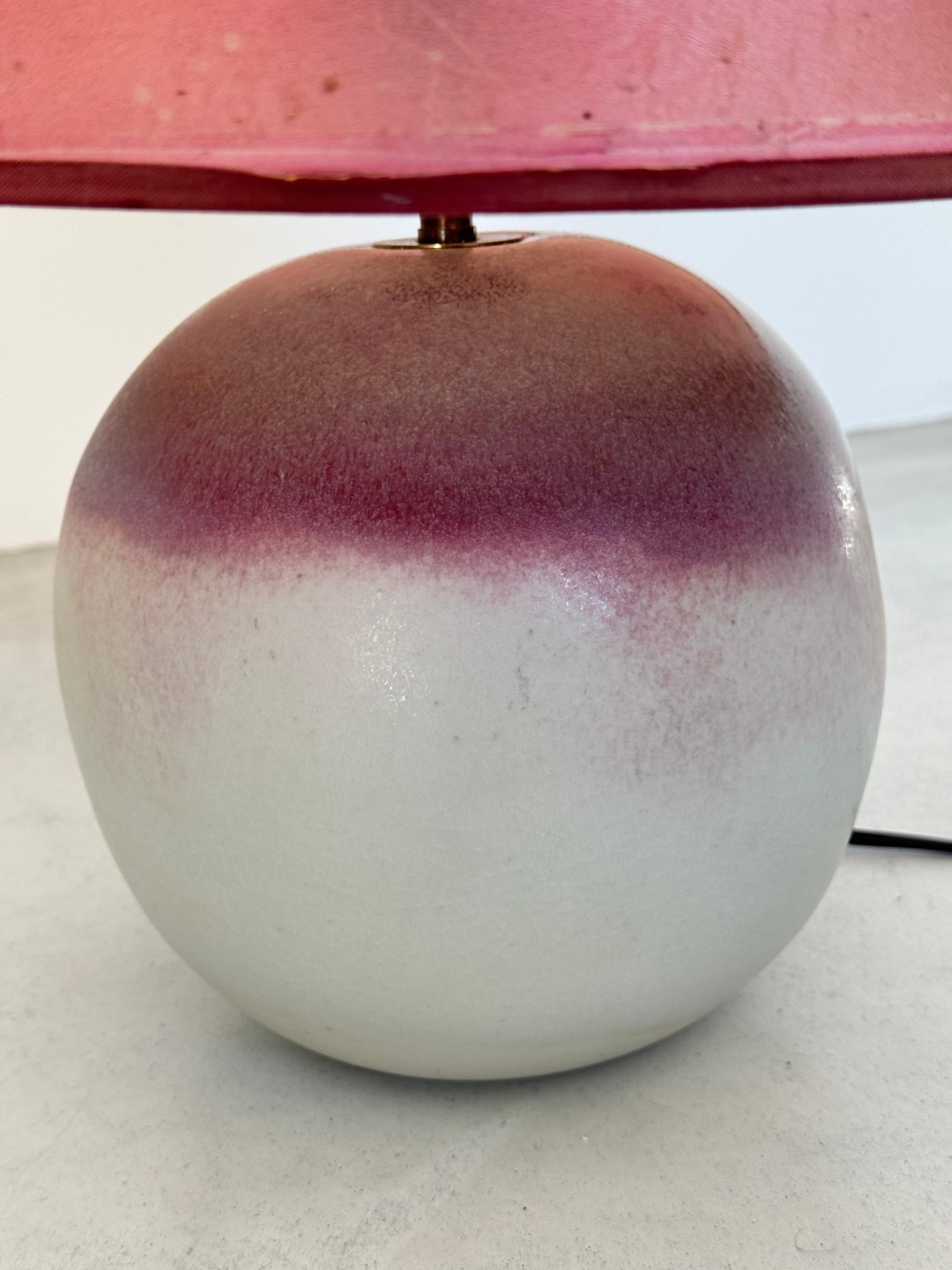 Lámpara de mesa de cerámica francesa poética de mediados de siglo con pantalla botánica original Años 60 en venta 3