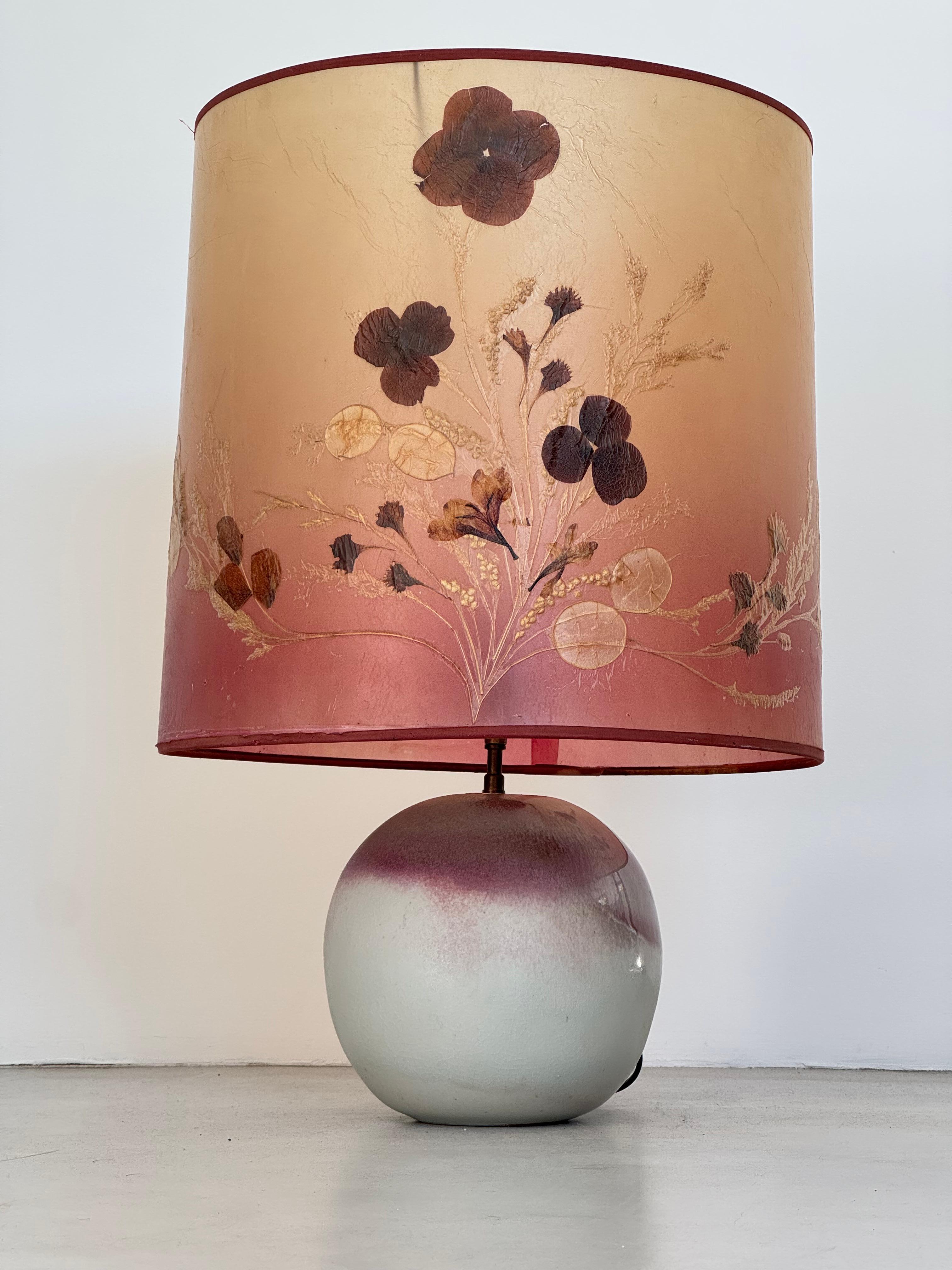 Lámpara de mesa de cerámica francesa poética de mediados de siglo con pantalla botánica original Años 60 en venta 4