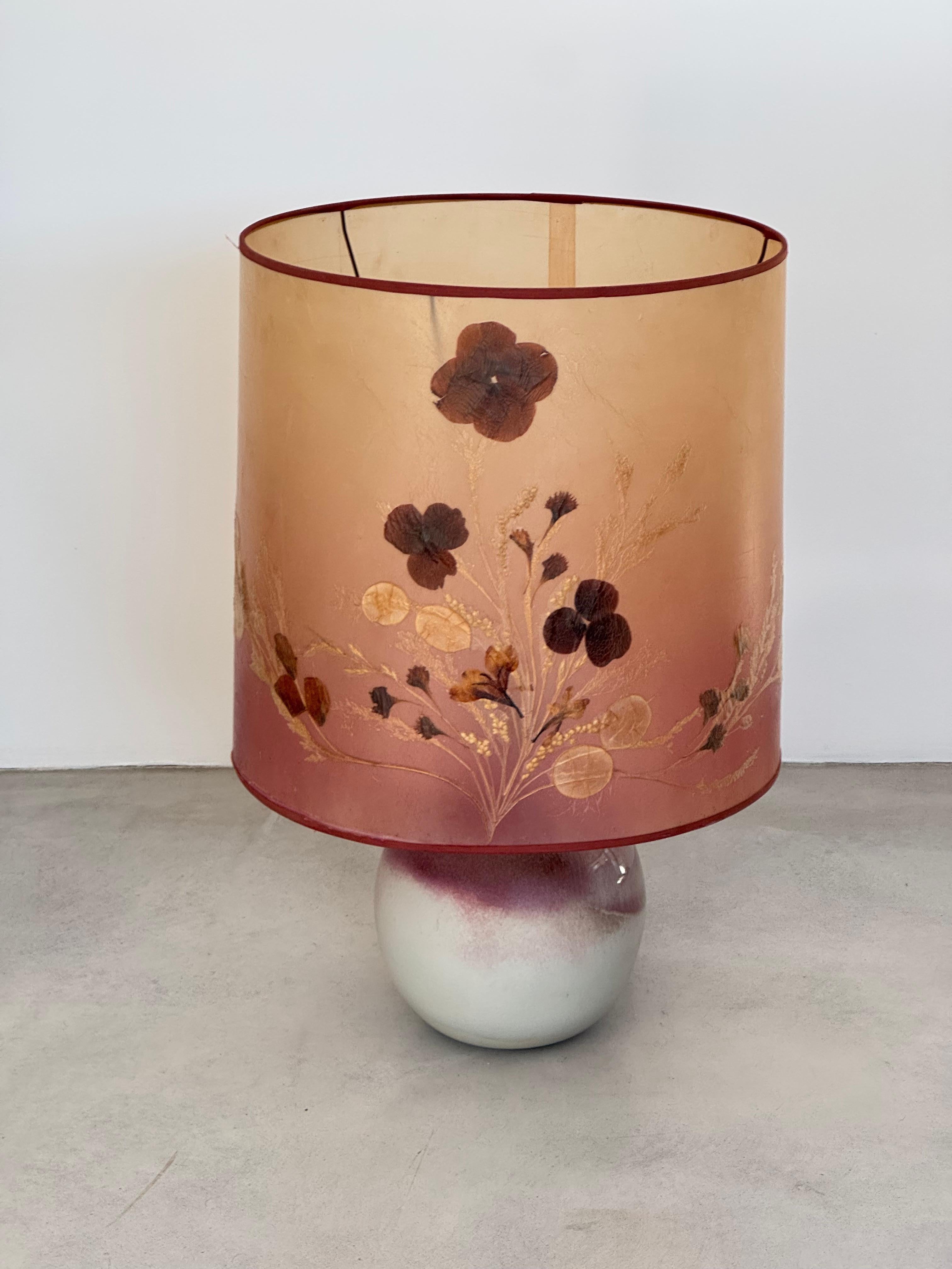 Lámpara de mesa de cerámica francesa poética de mediados de siglo con pantalla botánica original Años 60 en venta 5