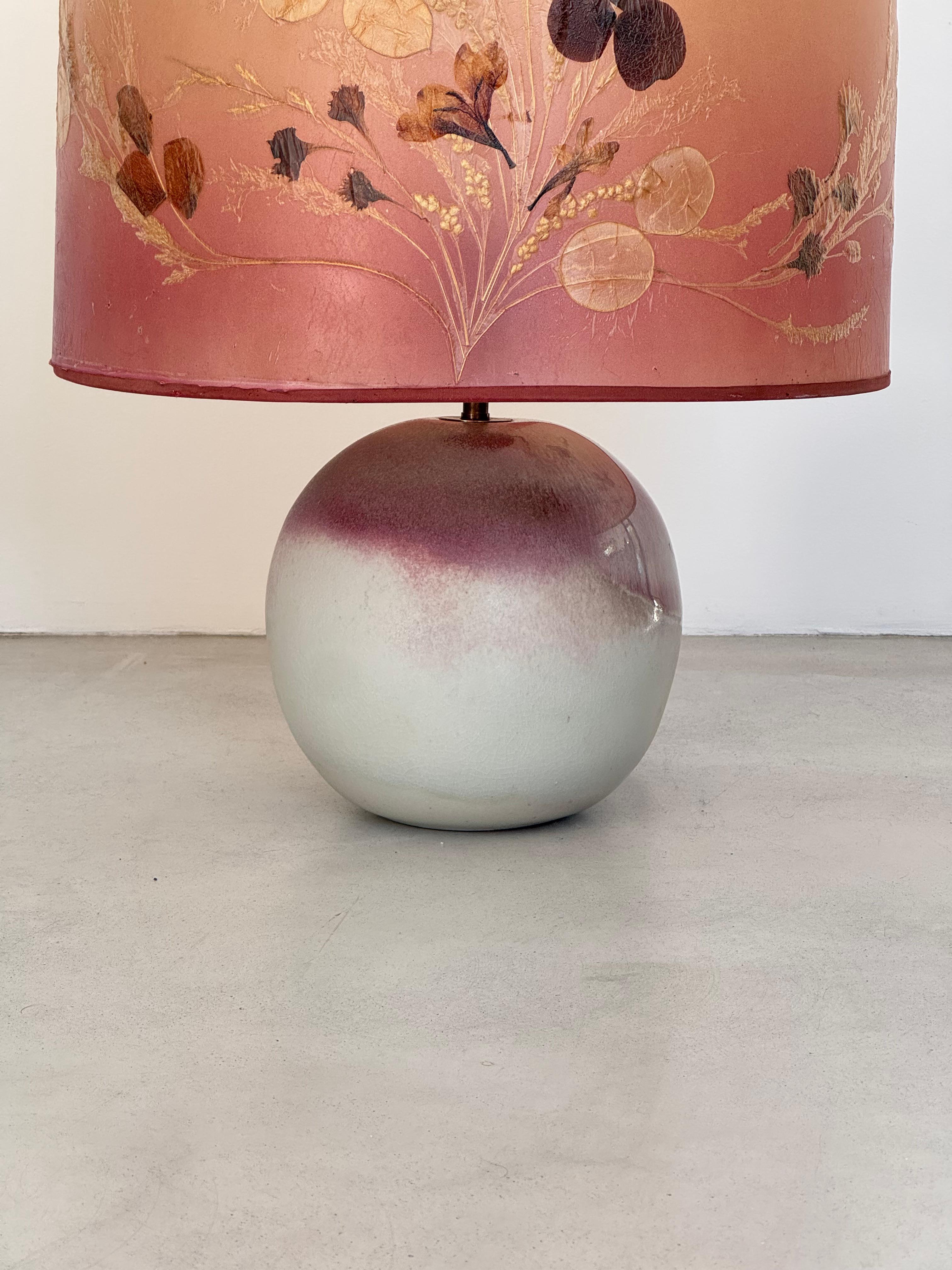 Lámpara de mesa de cerámica francesa poética de mediados de siglo con pantalla botánica original Años 60 en venta 6