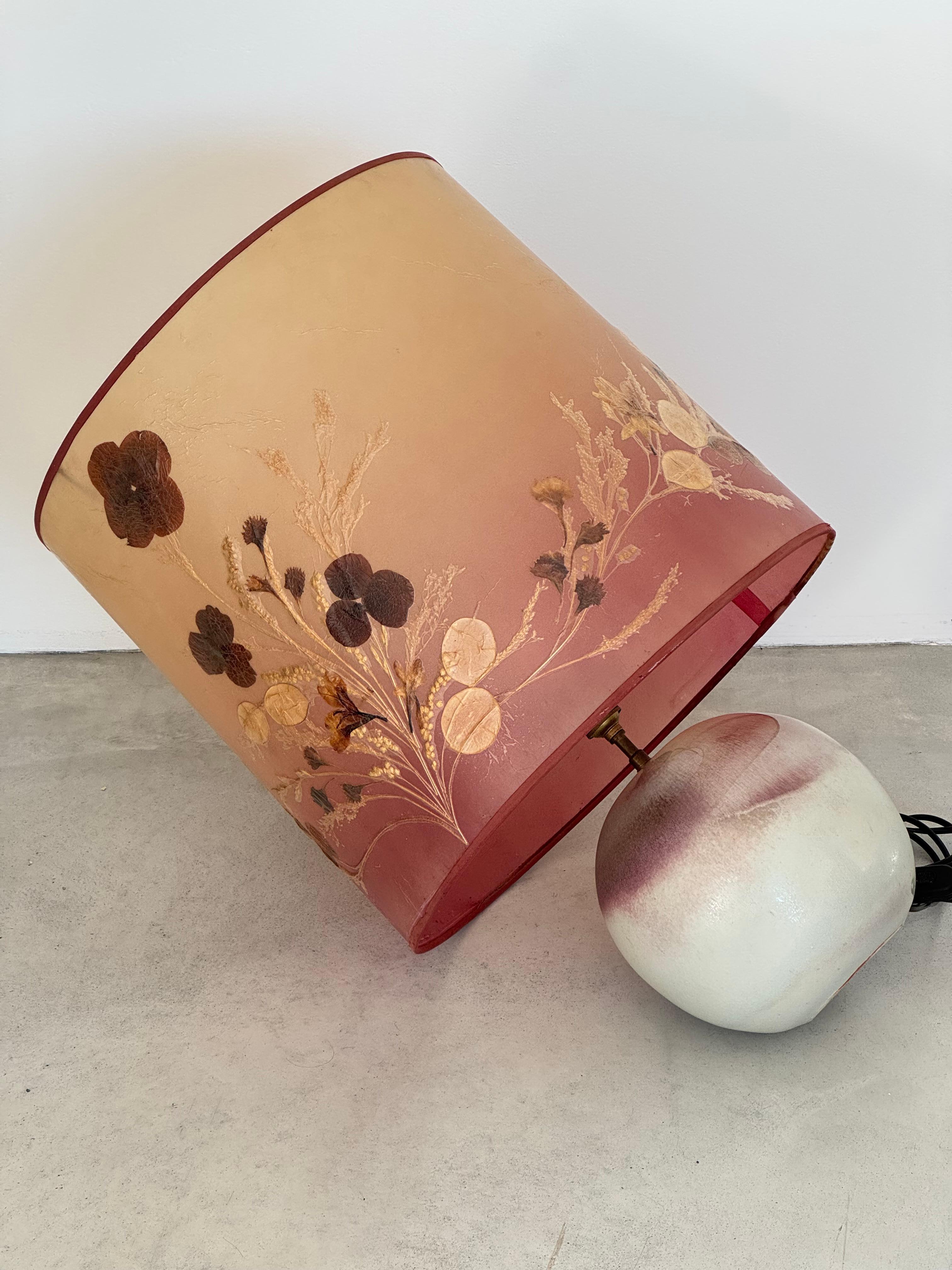 Lámpara de mesa de cerámica francesa poética de mediados de siglo con pantalla botánica original Años 60 en venta 7