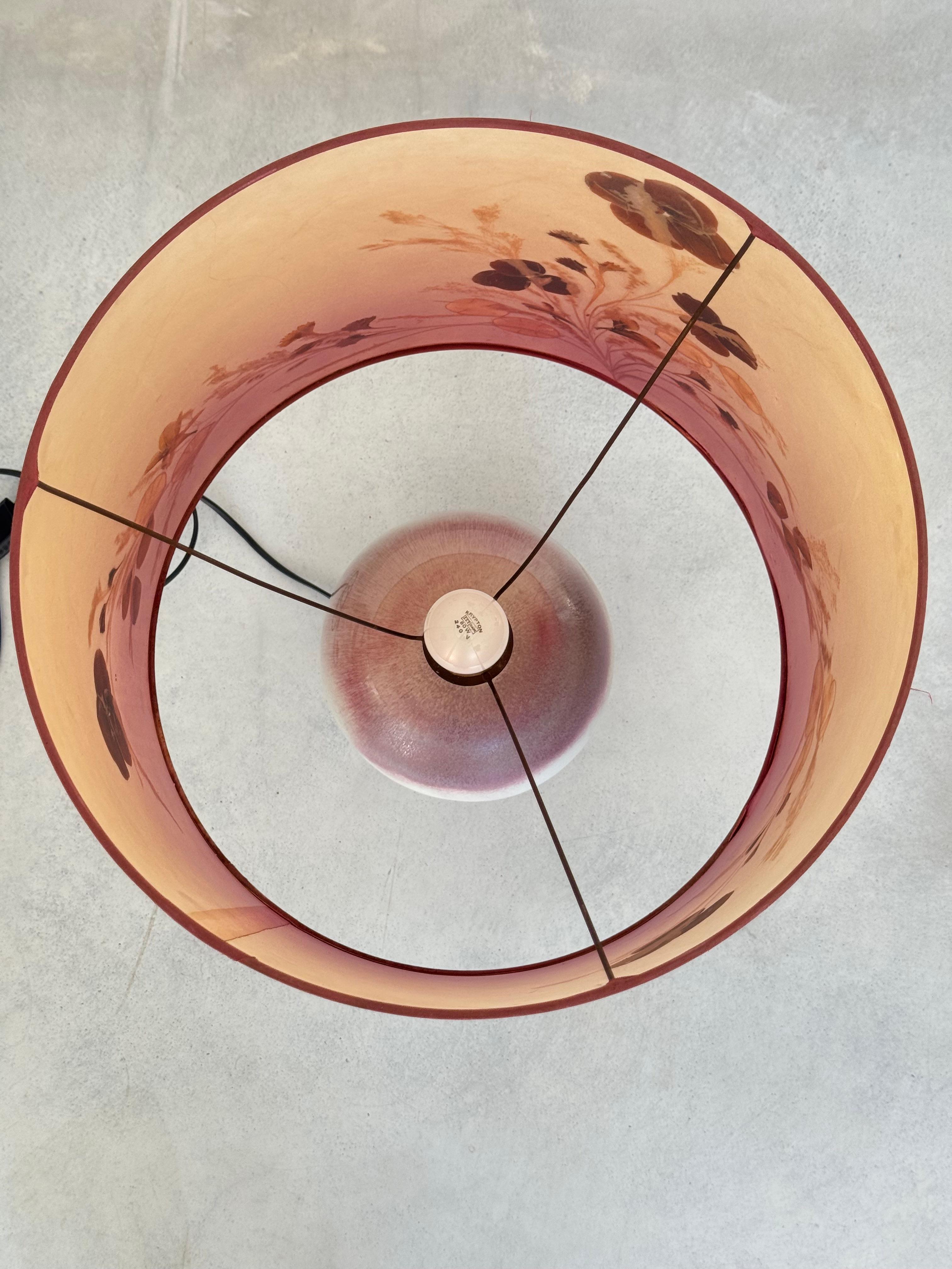 Lámpara de mesa de cerámica francesa poética de mediados de siglo con pantalla botánica original Años 60 en venta 11