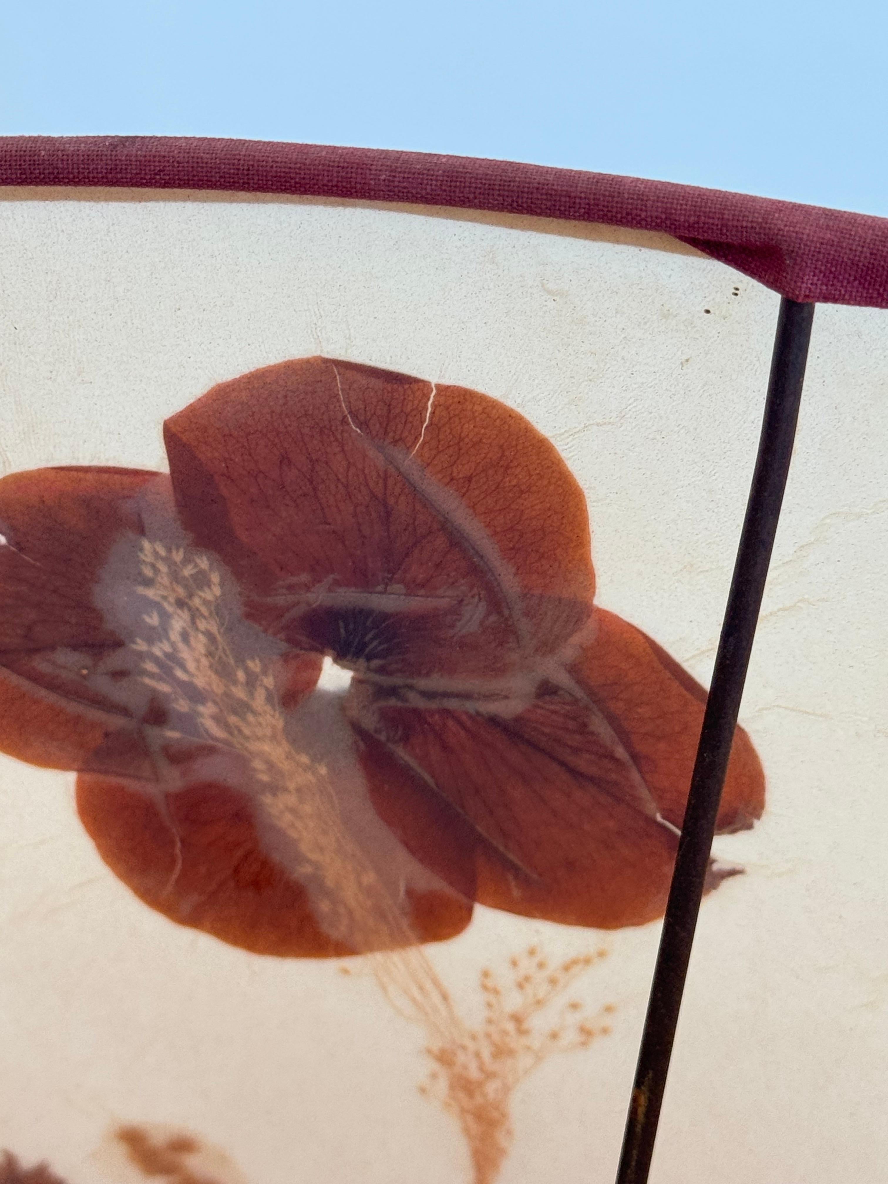 Lámpara de mesa de cerámica francesa poética de mediados de siglo con pantalla botánica original Años 60 en venta 12