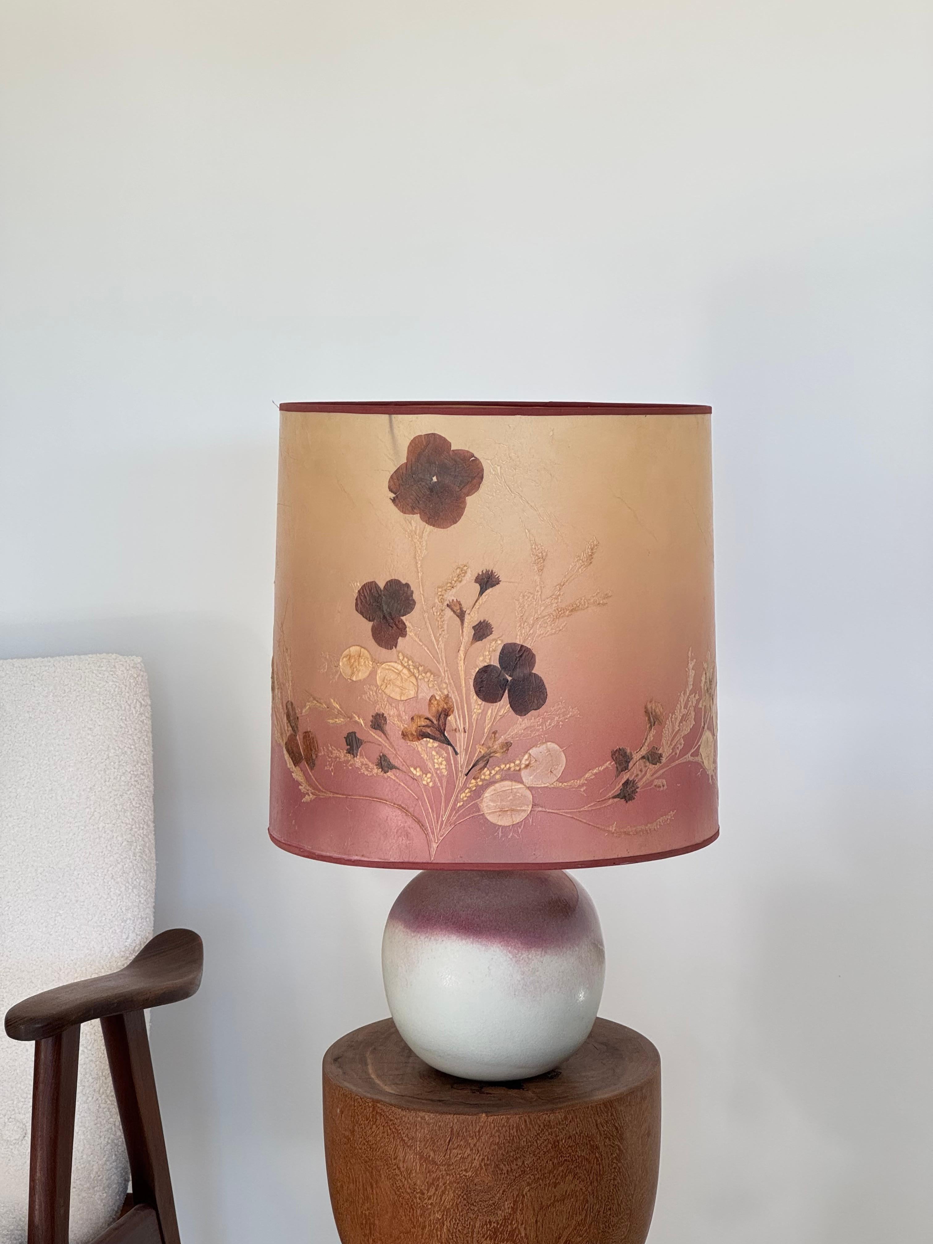 Lámpara de mesa de cerámica francesa poética de mediados de siglo con pantalla botánica original Años 60 en venta 13