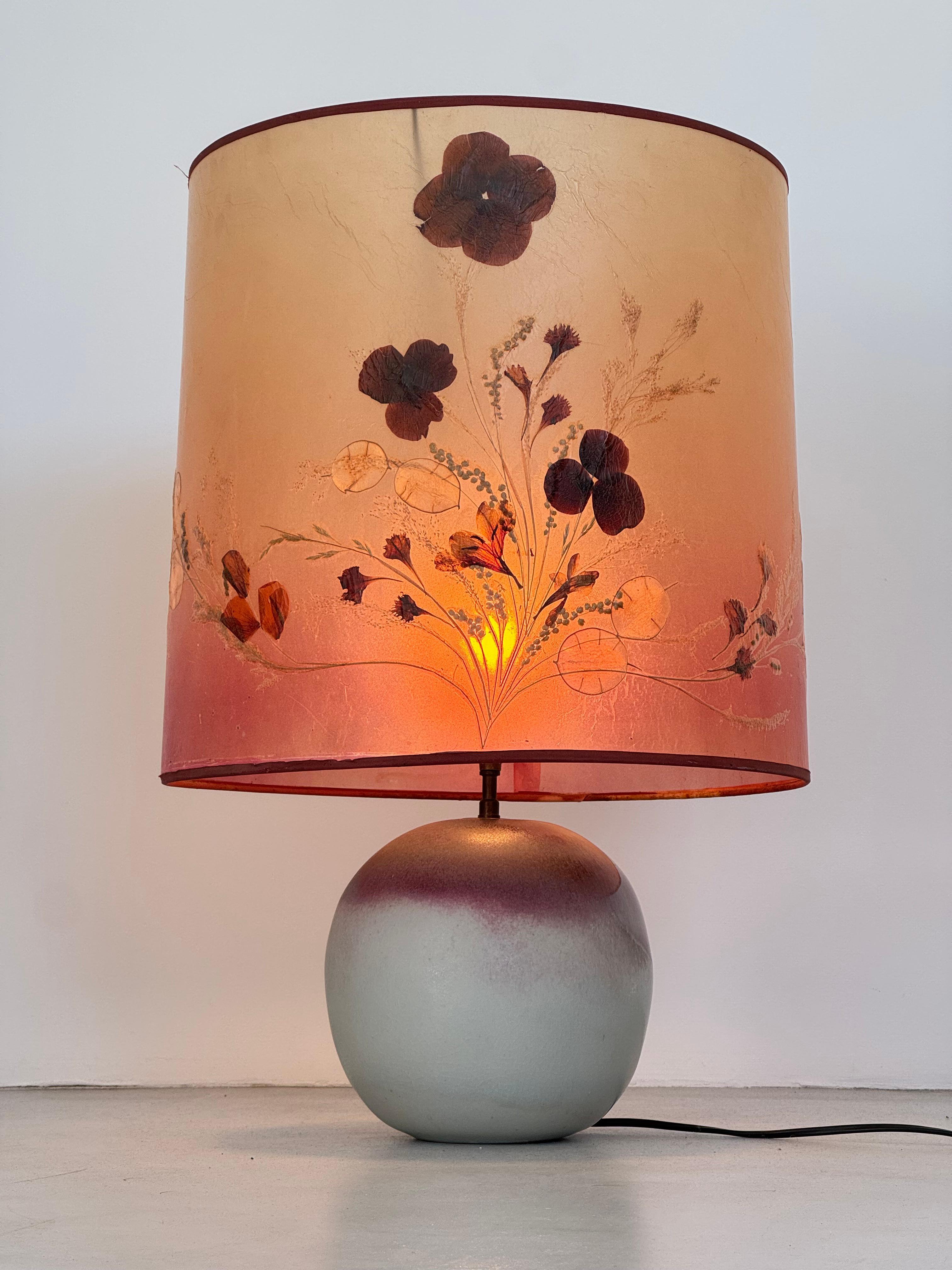 Lámpara de mesa de cerámica francesa poética de mediados de siglo con pantalla botánica original Años 60 Moderno orgánico en venta