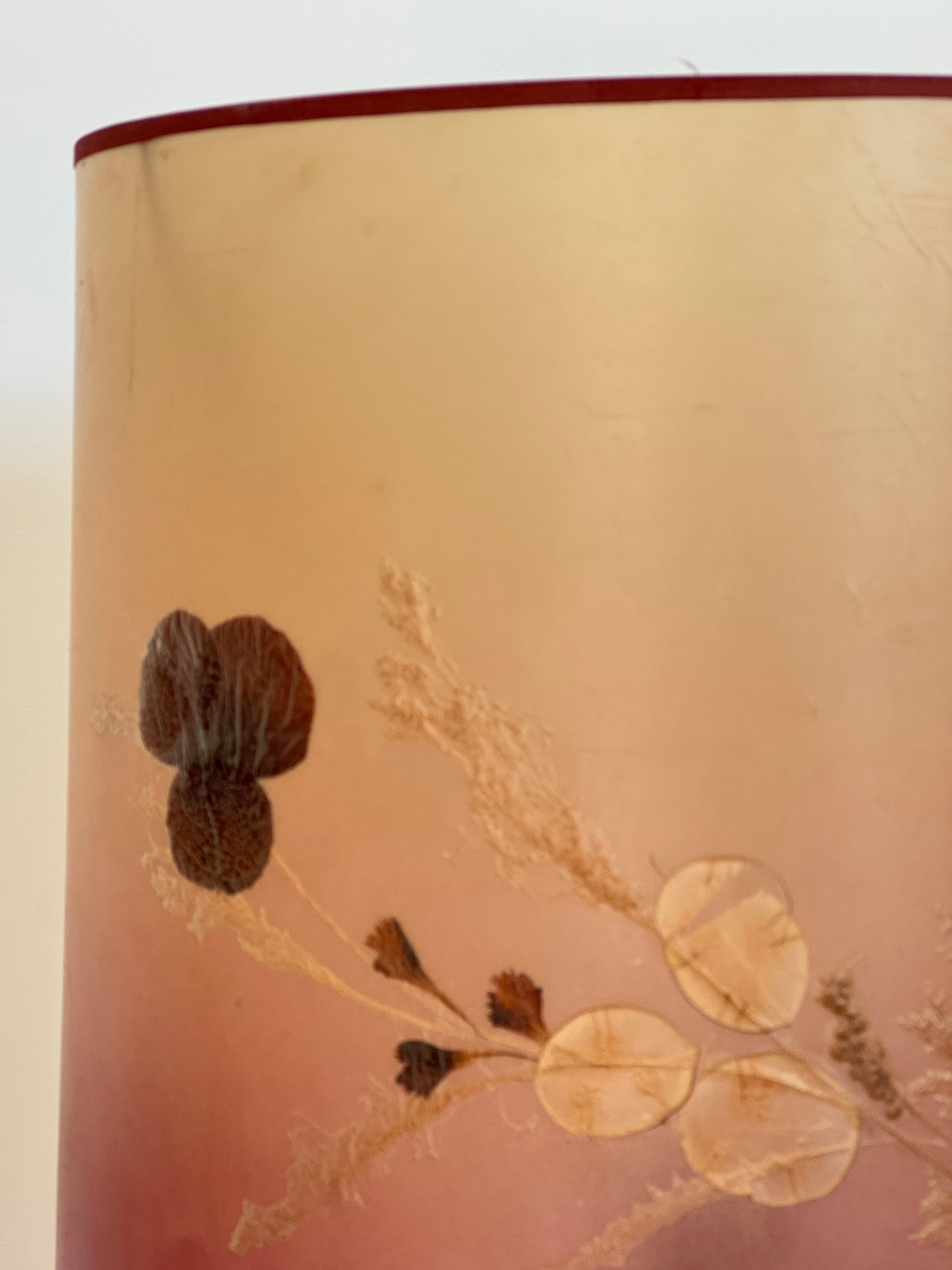 Lámpara de mesa de cerámica francesa poética de mediados de siglo con pantalla botánica original Años 60 en venta 2