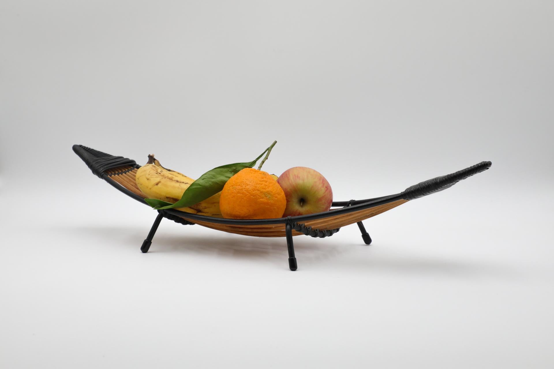 Cestino ovale a punta di metà secolo in filo smaltato nero, scoubidou nero e bambù. In condizioni originali, con un'usura visibile che corrisponde all'età e all'uso. Sono disponibili altri cesti di frutta, elencati separatamente (si prega di