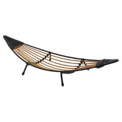 Cesta de frutas de bambú y alambre esmaltado en negro con forma oval puntiaguda de mediados de siglo