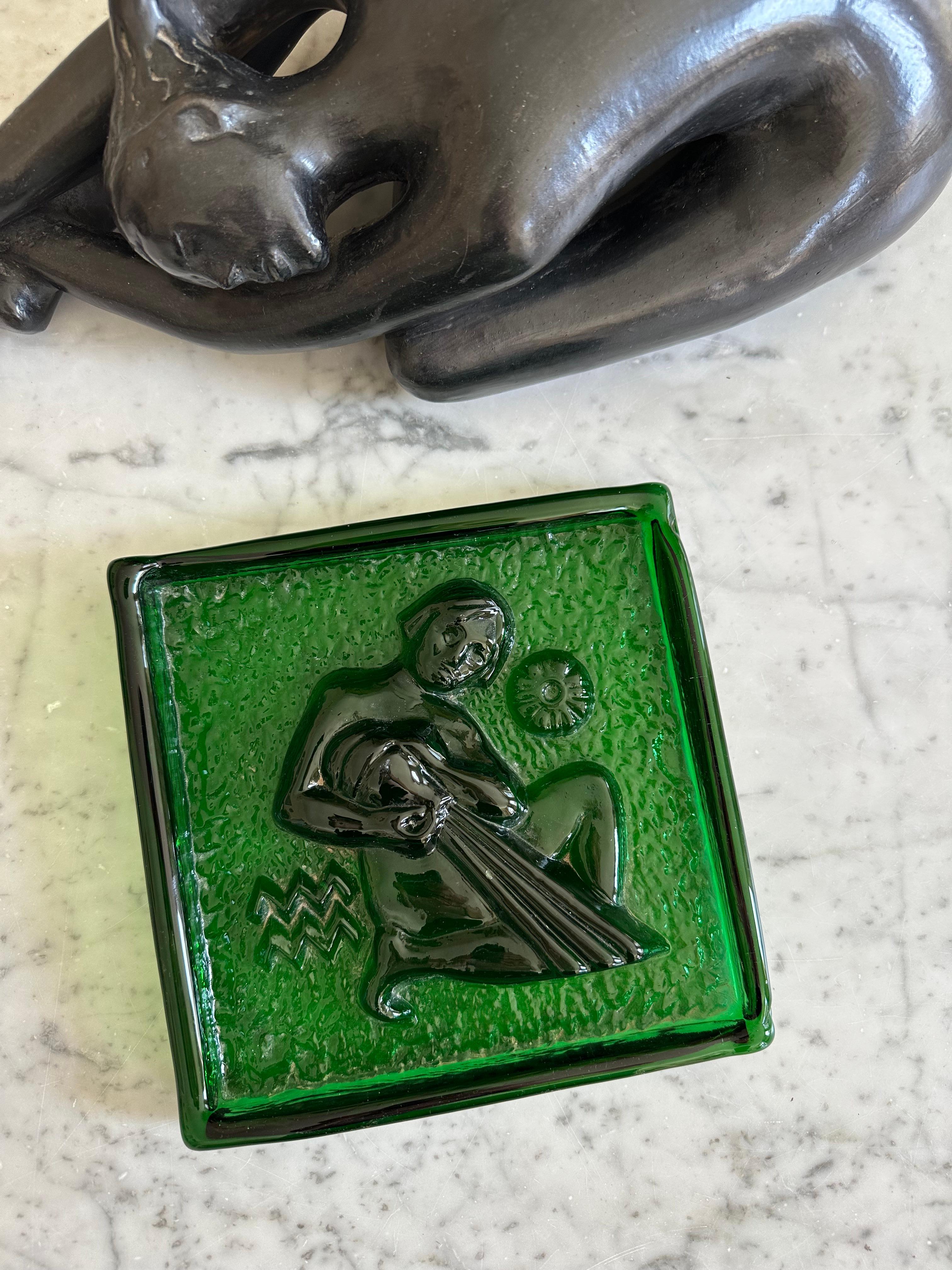 Dieses auffällige Glasobjekt aus der Mitte des Jahrhunderts aus Polen ist ein fesselndes Beispiel für das Design der 1950er Jahre. Er besteht aus dickem, gegossenem Farbglas und ähnelt in seiner rechteckigen Form einem Glasbaustein. Die Vorderseite