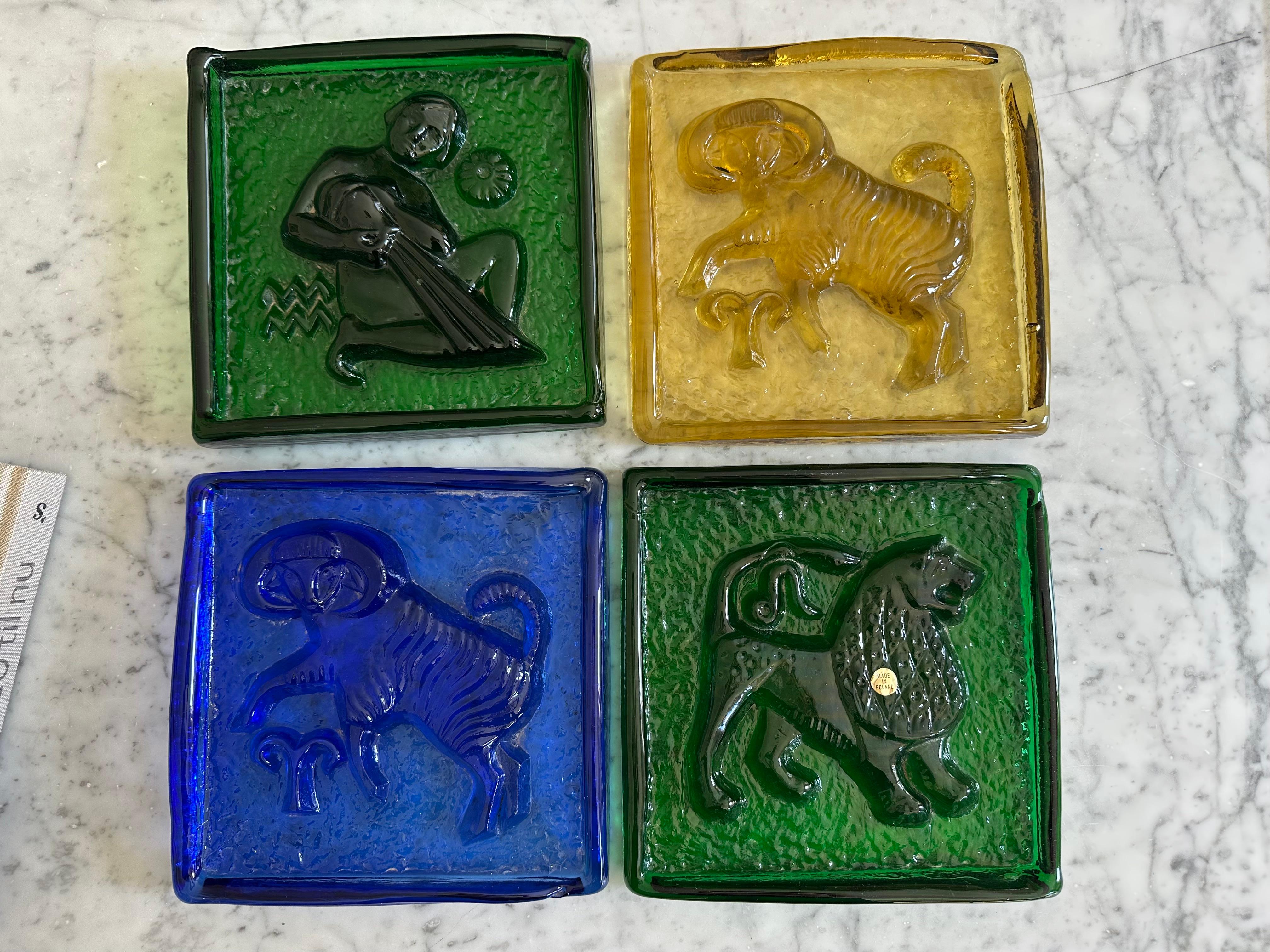 Polnischer Zodiac-Block aus der Jahrhundertmitte aus Glas - Wassermann im Angebot 4