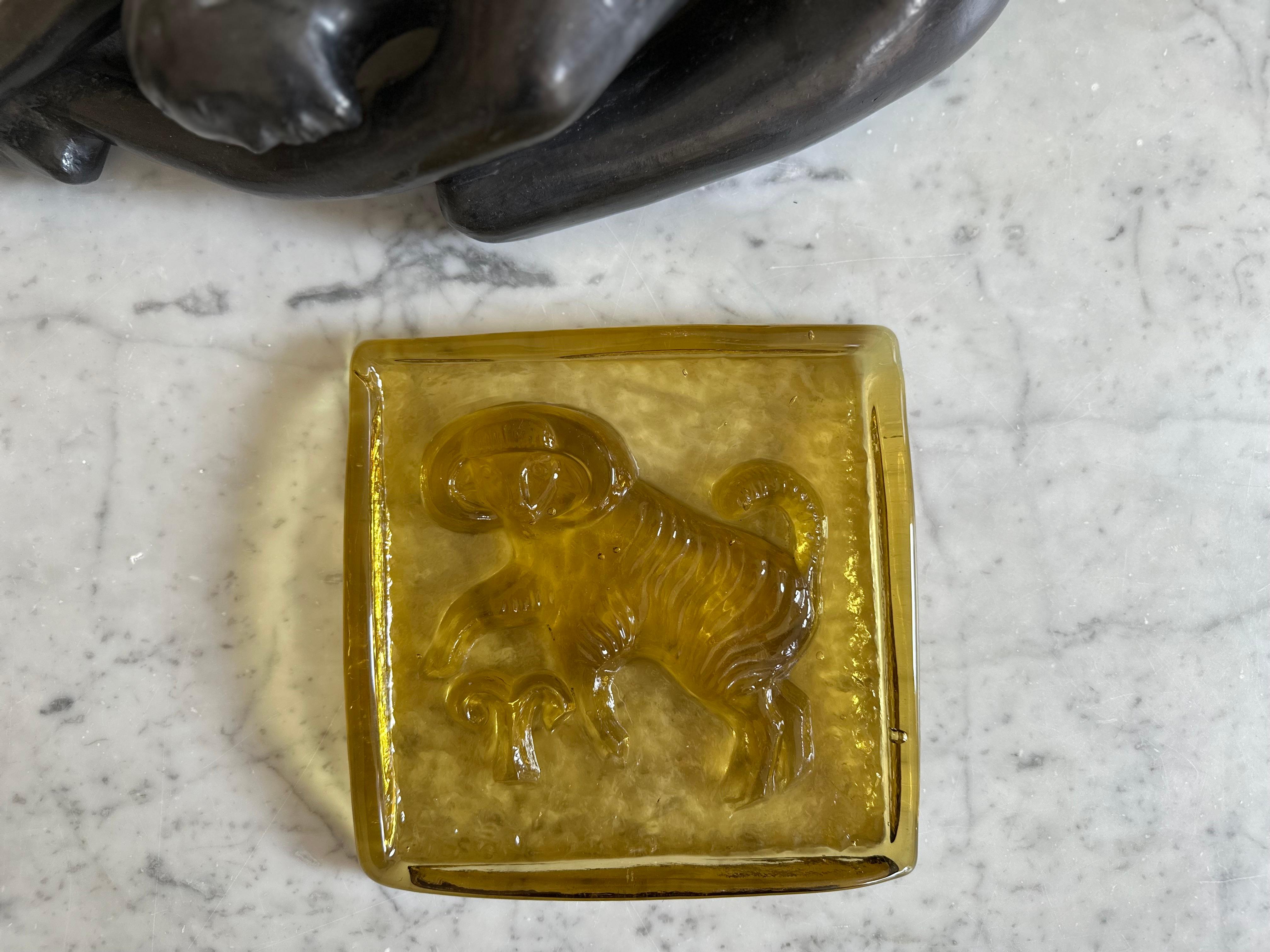 Este cautivador objeto de cristal de mediados de siglo, procedente de Polonia, es una bella representación del diseño de los años cincuenta. Fabricada en vidrio coloreado macizo fundido, la pieza tiene forma rectangular y recuerda a un ladrillo de
