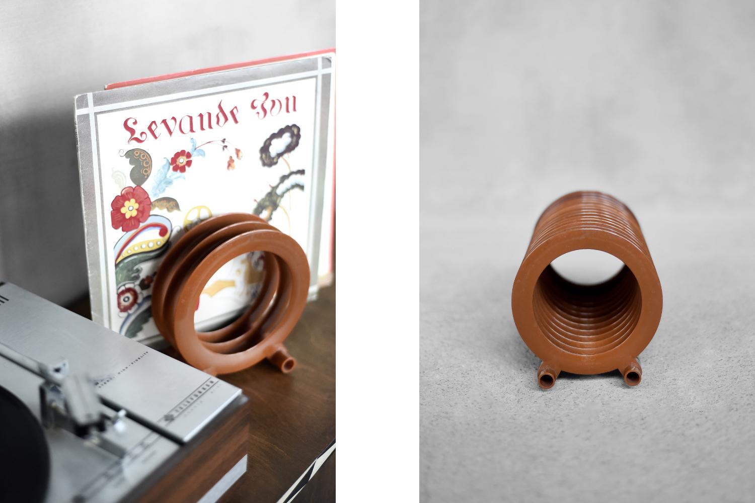 This vintage vinyl record stand was produced by the Polish manufacturer ZZG Veritas during the 1970s. It is made of brown plastic. The stand holds 13 vinyl records and can be expanded by adding extra modules. The number of round modules can be