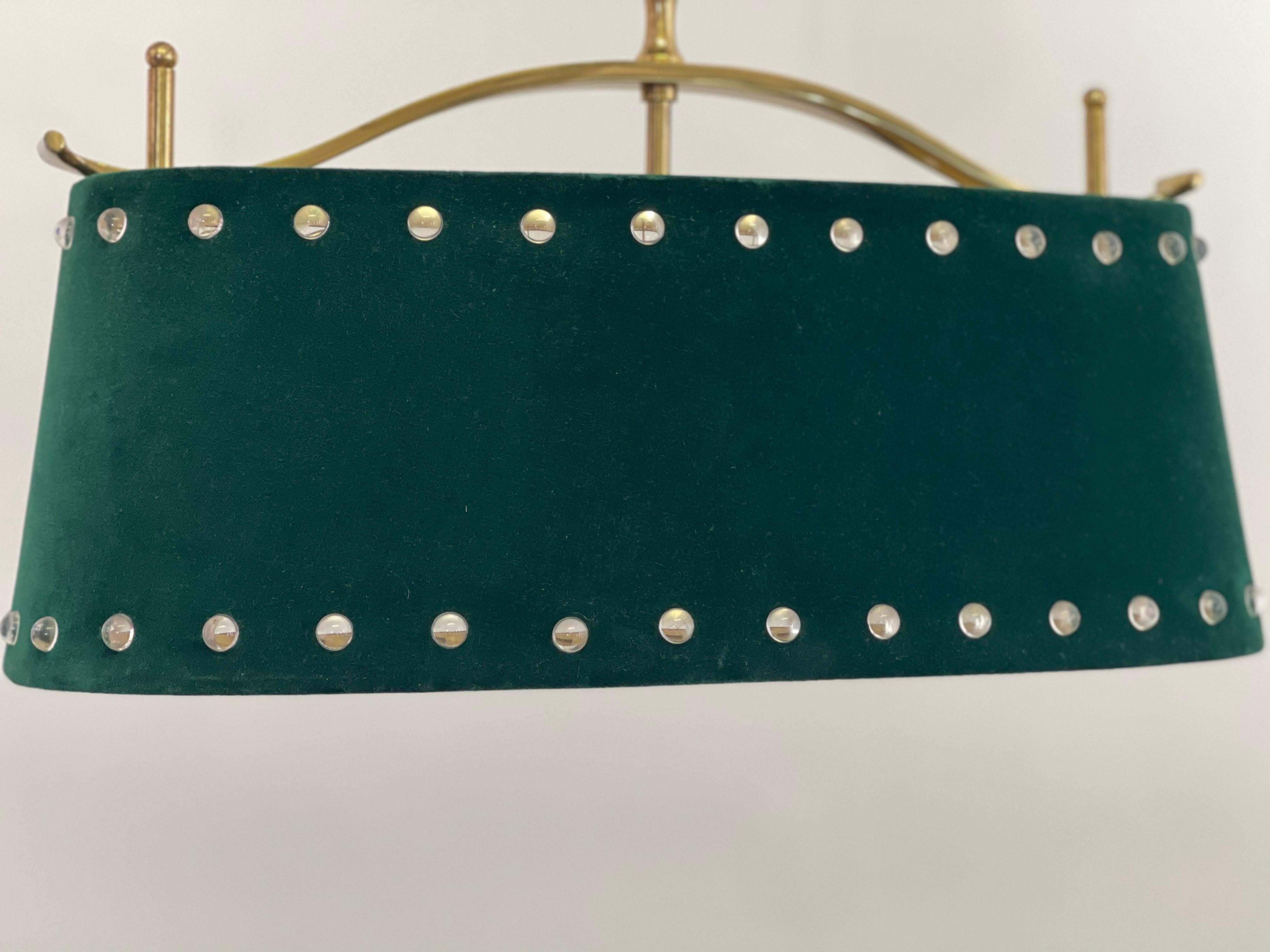 Ottone Lampada a sospensione di metà secolo in ottone lucido e feltro verde, circa anni '50 in vendita