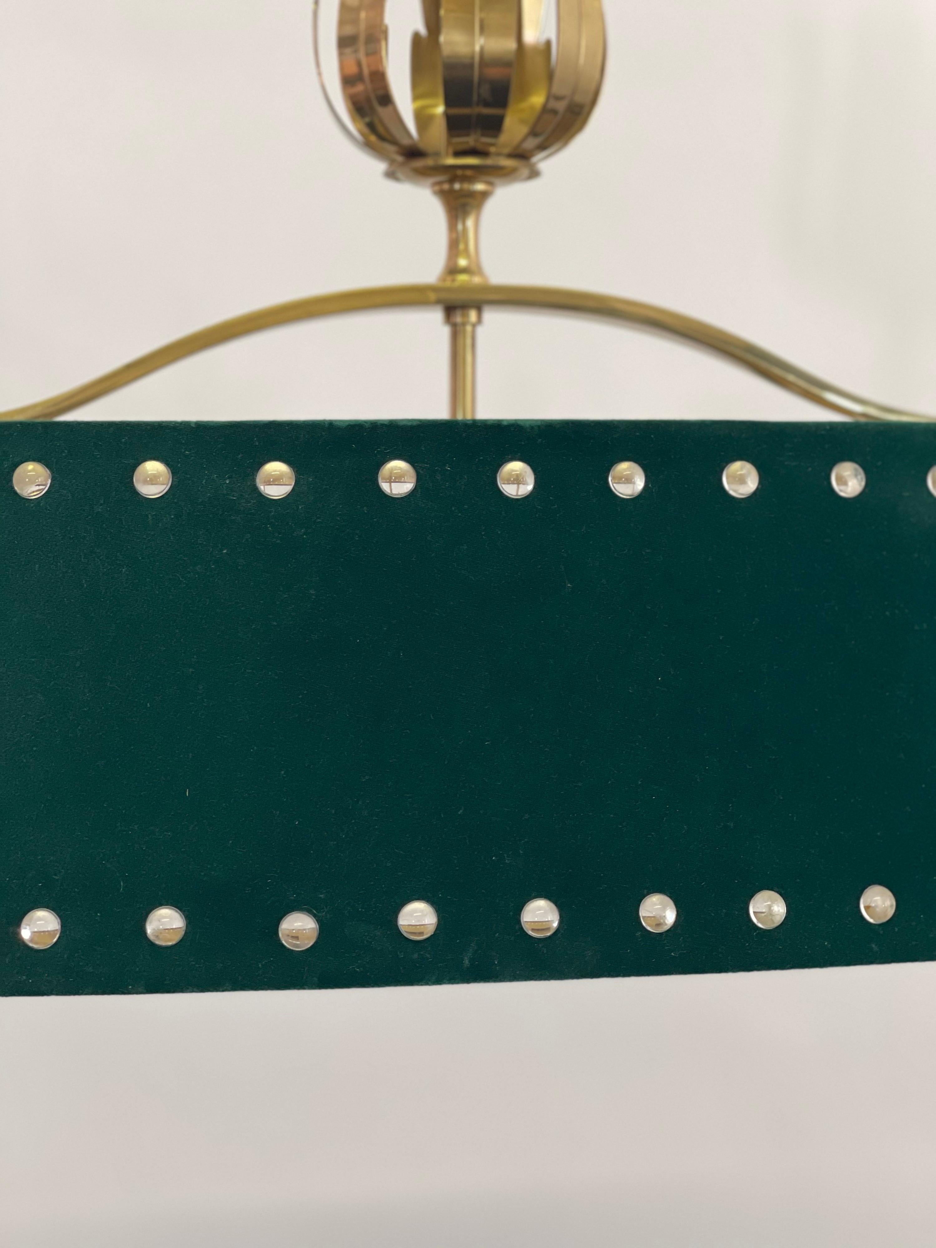 Lampada a sospensione di metà secolo in ottone lucido e feltro verde, circa anni '50 in vendita 1