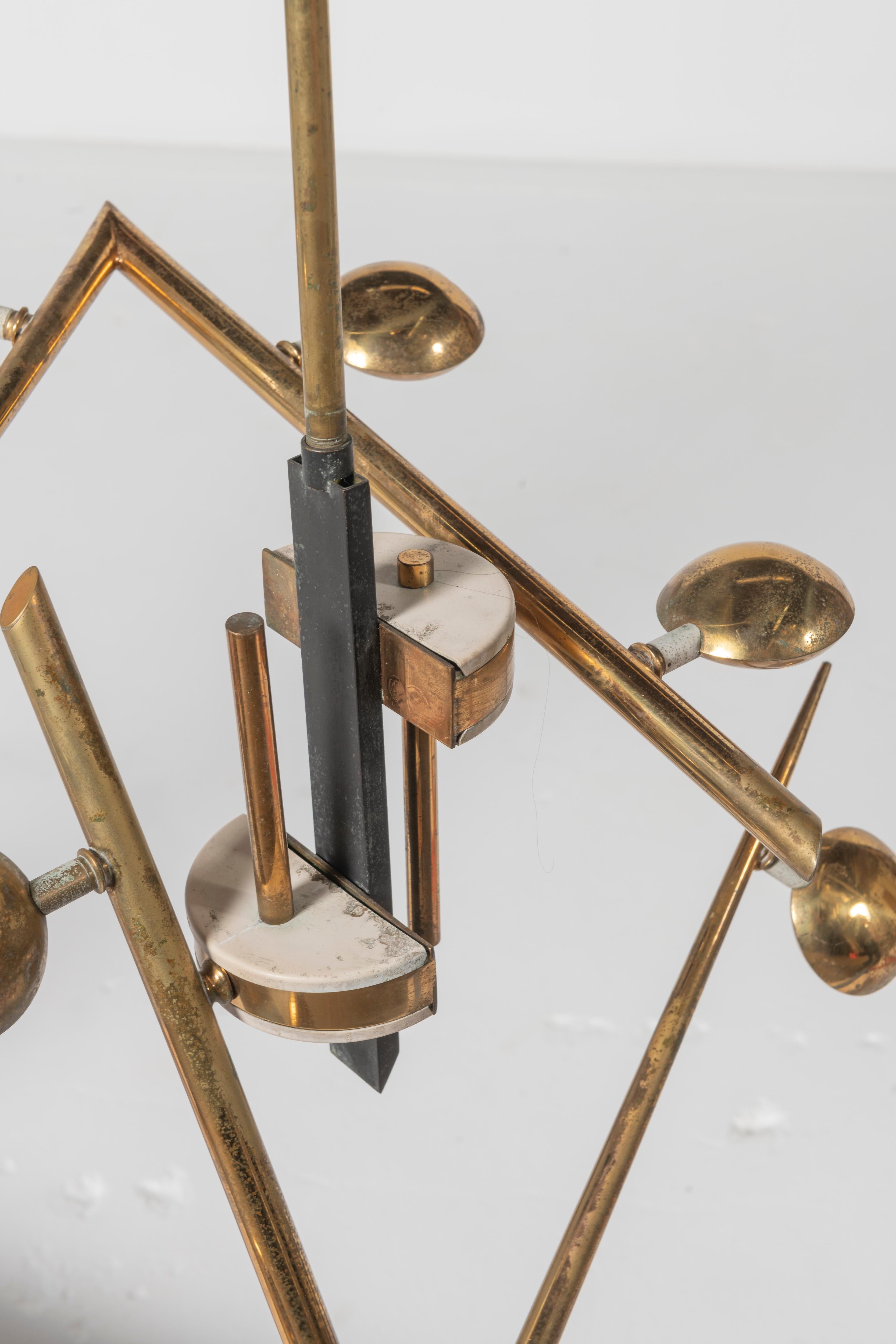 Mid-Century moderno Lampada a sospensione di metà secolo in ottone lucido e metallo laccato in vendita