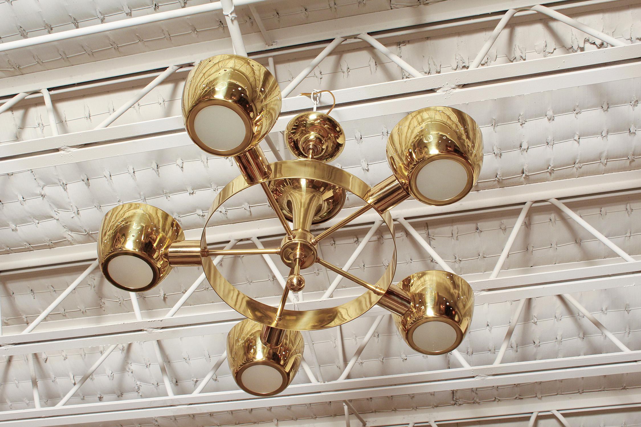 Professionally polished and rewired 1960s brass chandelier by Lightolier in the manner Gerald Thurston or Gino Sarfatti.