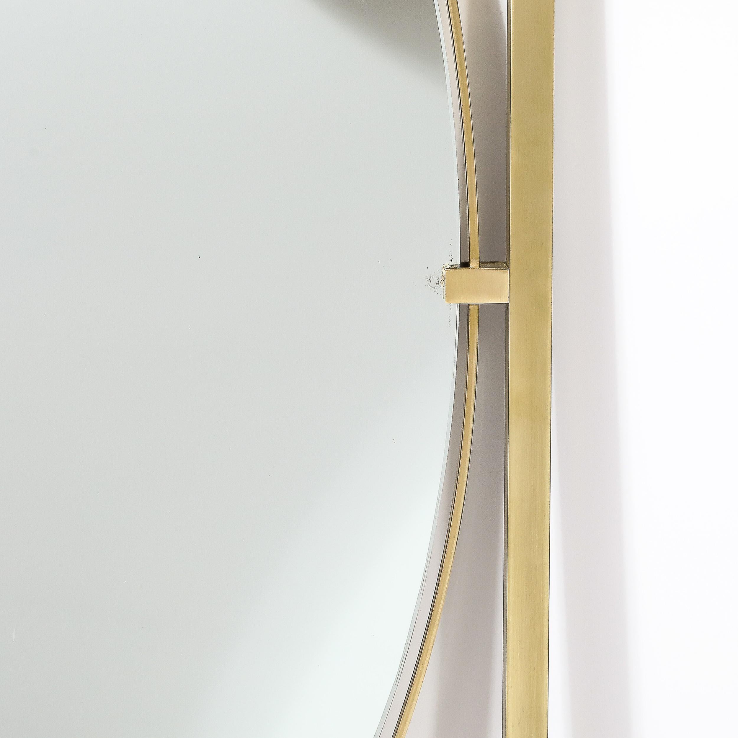 Ovaler Spiegel mit offenem Rahmen aus poliertem Messing aus der Jahrhundertmitte von John Widdicomb im Angebot 1