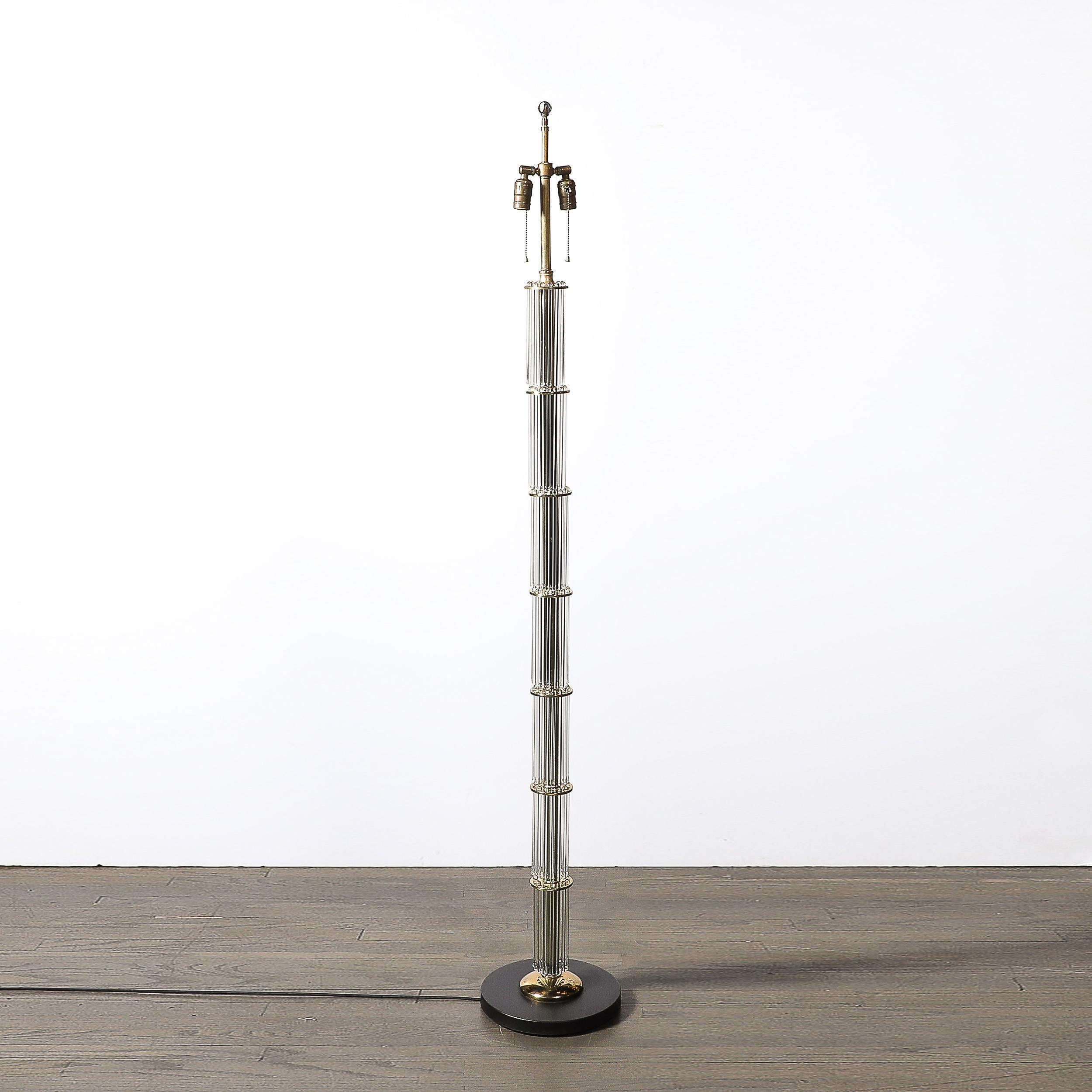 Lampada da terra Mid-Century in ottone lucido con dettagli in vetro di Lightolier in vendita 2