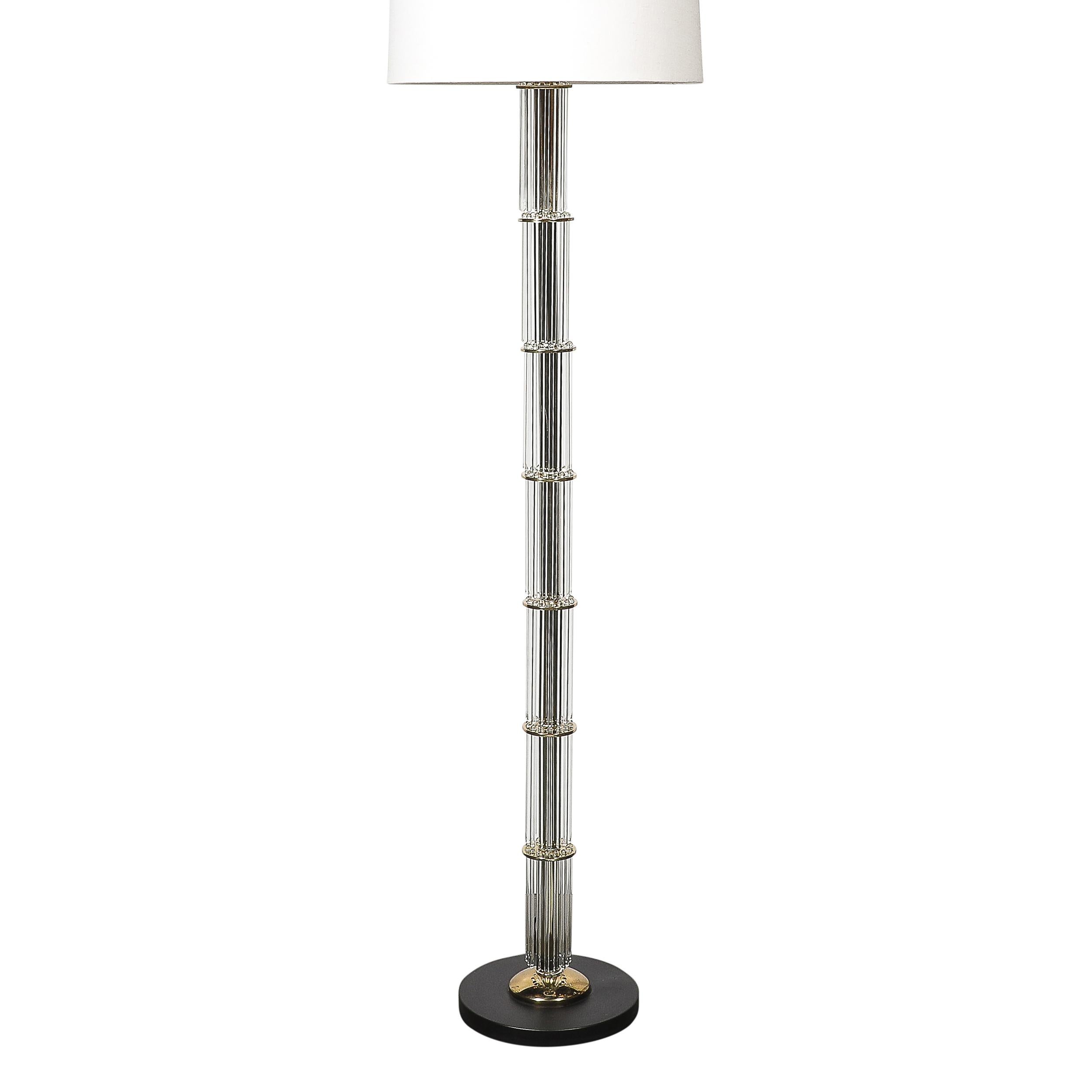 Questa lampada da terra modernista del Mid-Century in ottone lucido con dettagli in vetro e smalto nero di Lightolier proviene dagli Stati Uniti, CIRCA 1970. Questa lampada da terra è splendidamente proporzionata con un'esecuzione di materiali