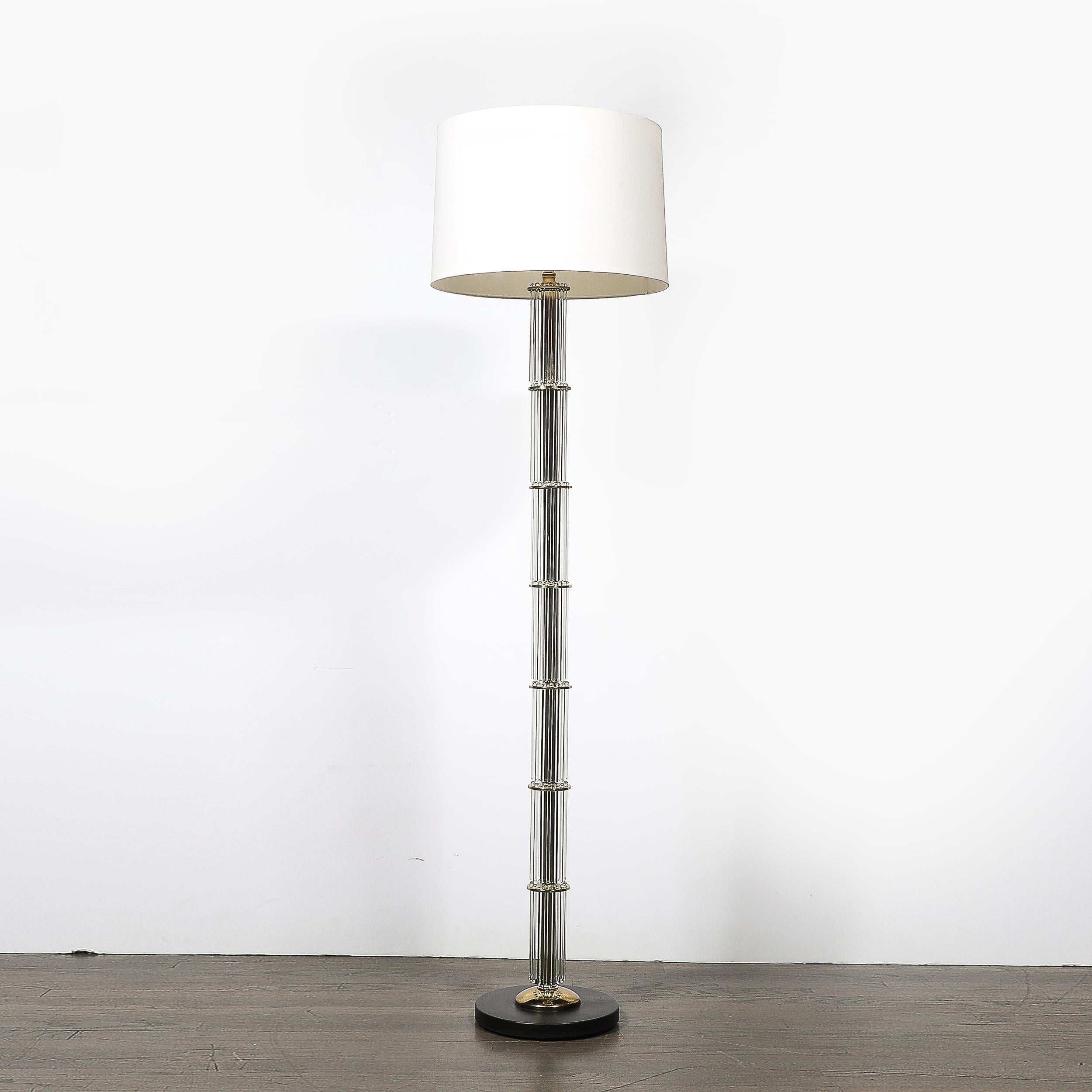 Mid-Century moderno Lampada da terra Mid-Century in ottone lucido con dettagli in vetro di Lightolier in vendita